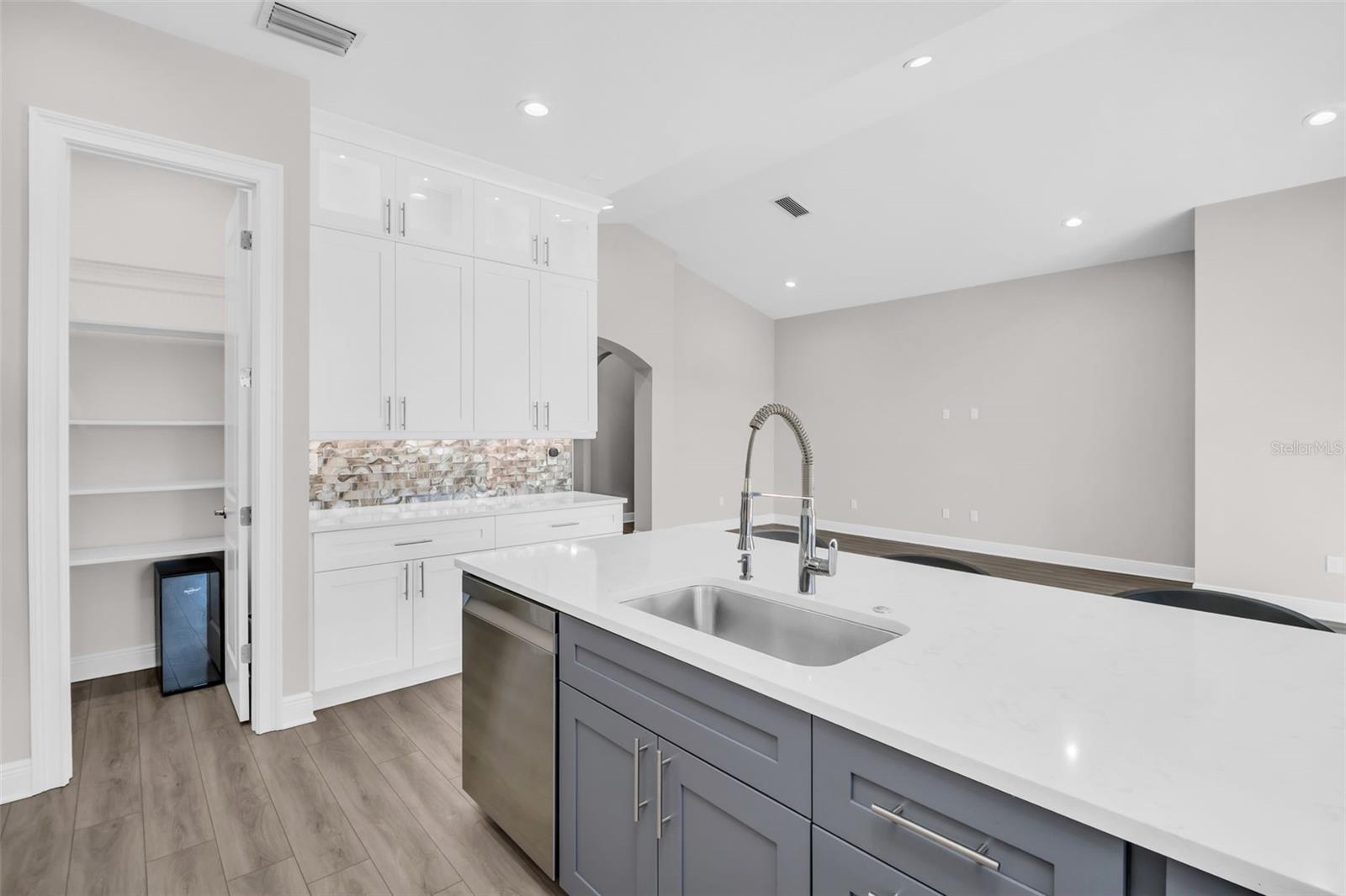 Listing photo id 7 for 11 Franklin Court S C