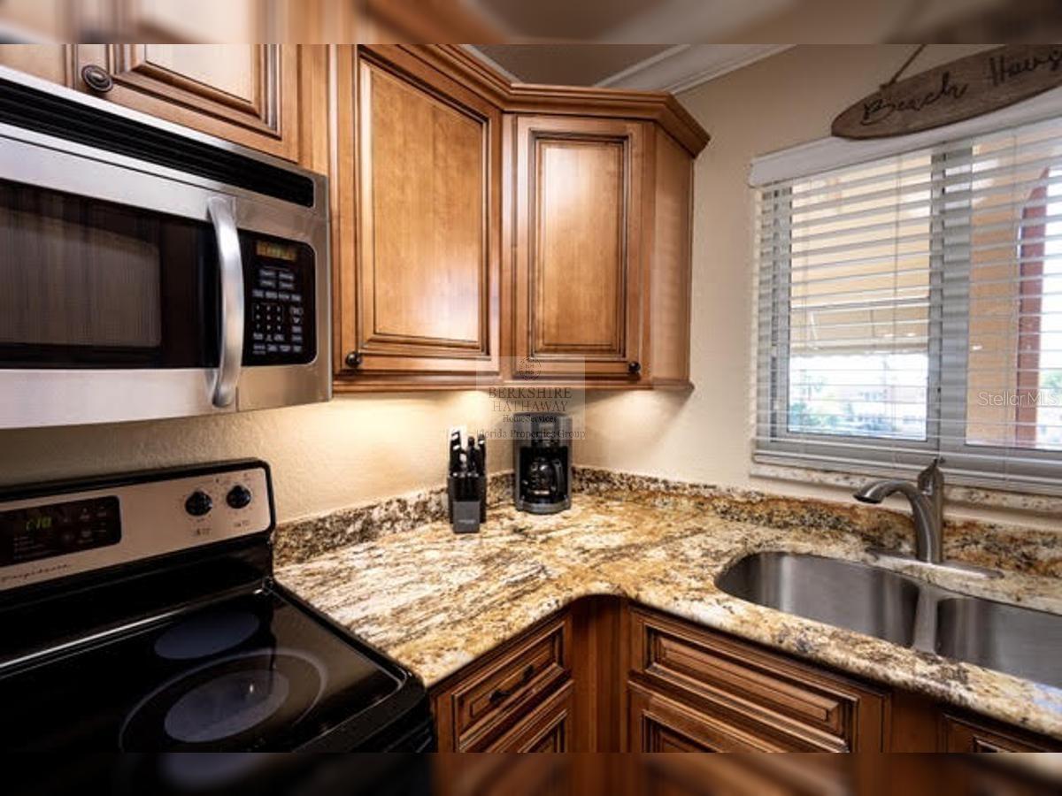 Image 13 of 31 For 10265 Gulf Boulevard A308