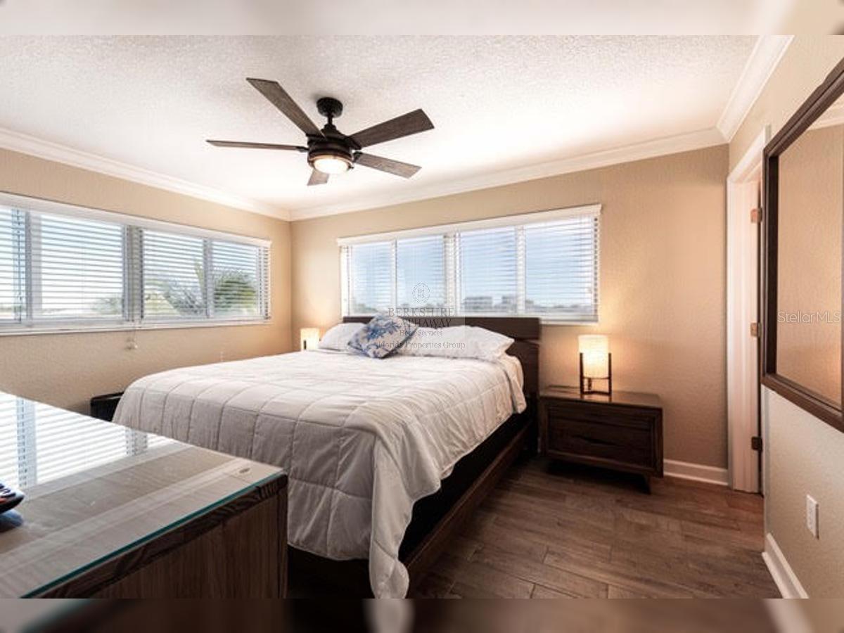 Image 15 of 31 For 10265 Gulf Boulevard A308