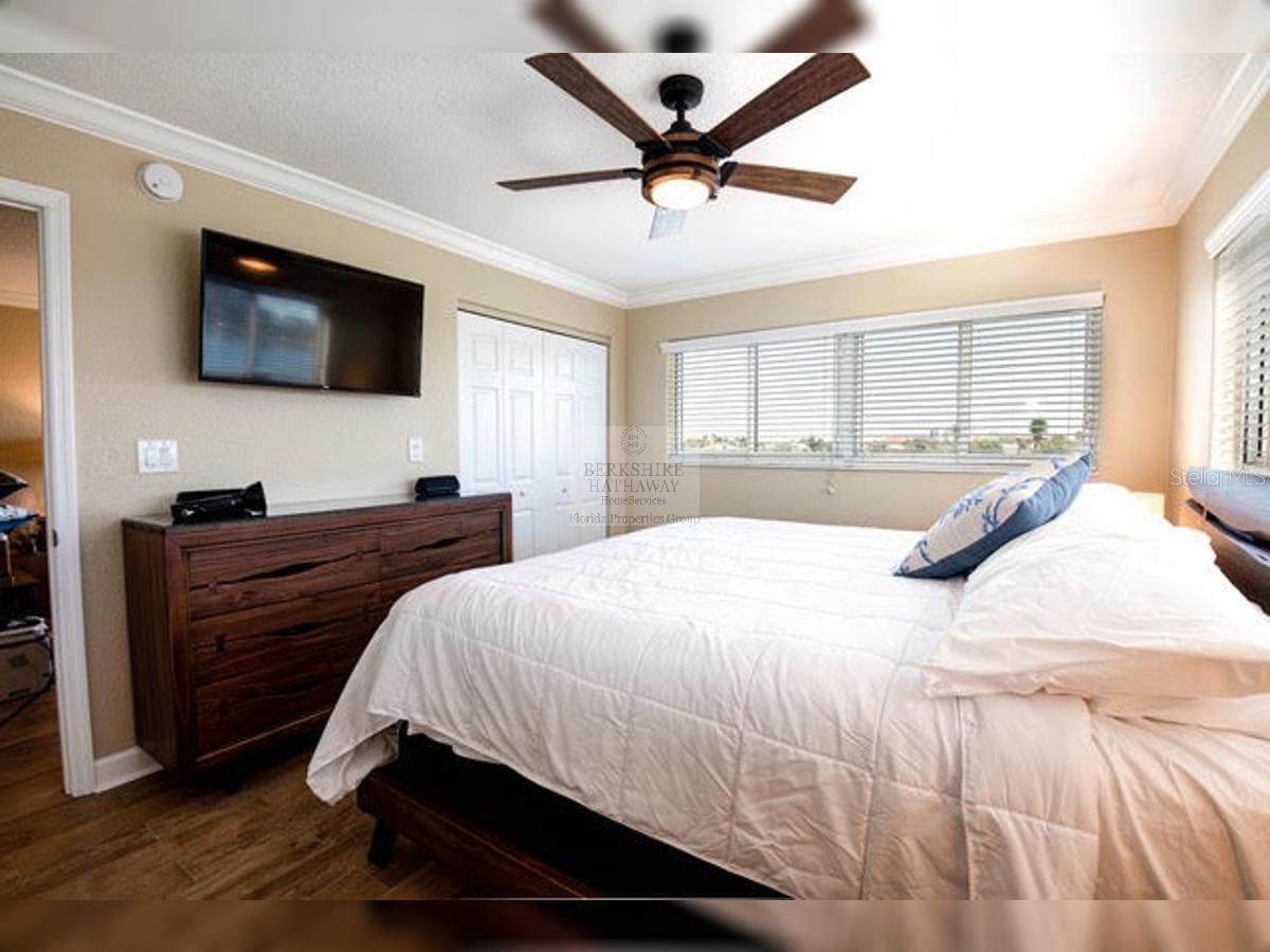 Image 19 of 31 For 10265 Gulf Boulevard A308