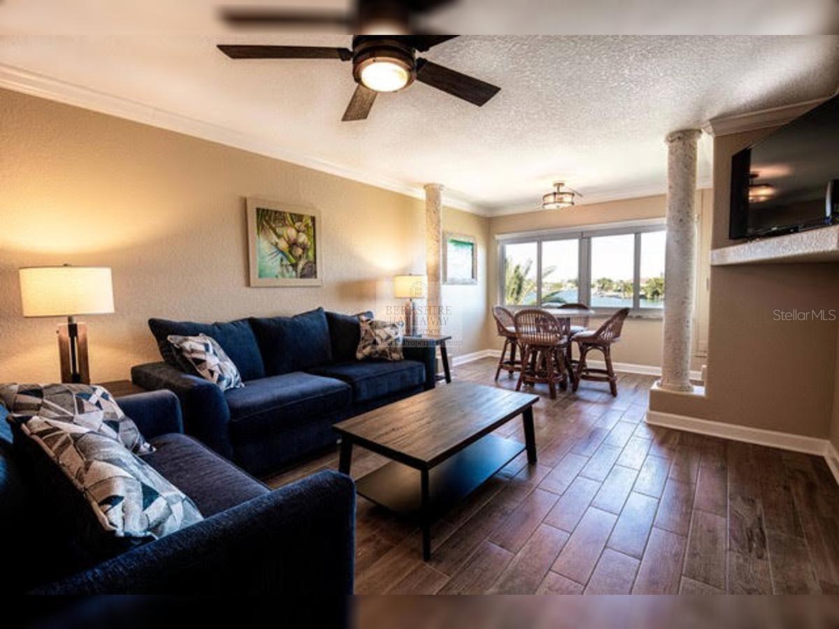 Image 6 of 31 For 10265 Gulf Boulevard A308