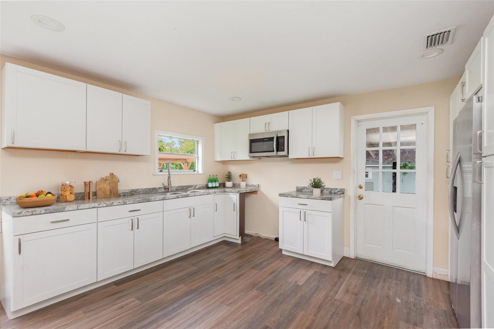 Image 11 of 31 For 660 6th St  