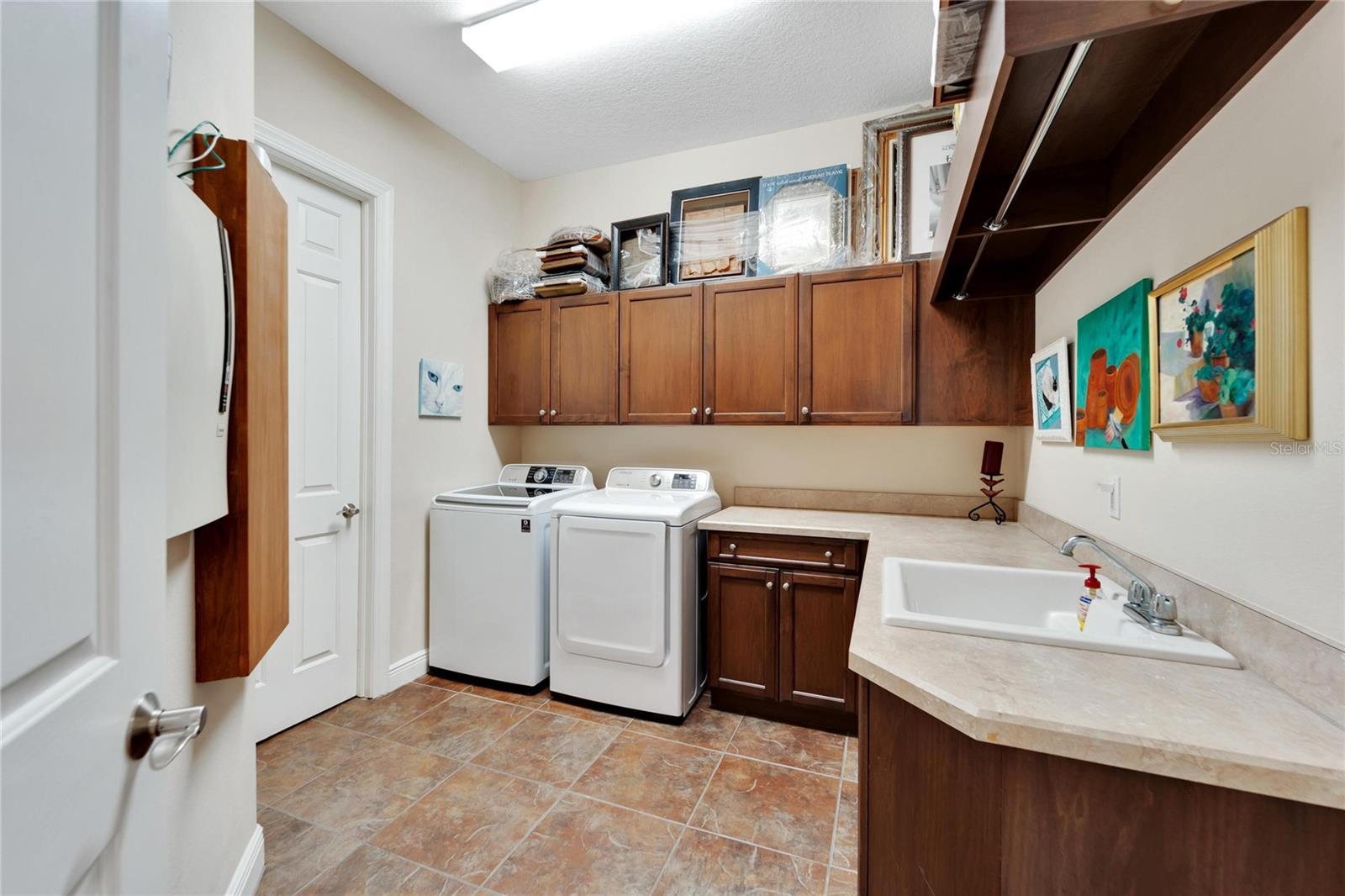 Image 28 of 93 For 517 Mirabay Boulevard