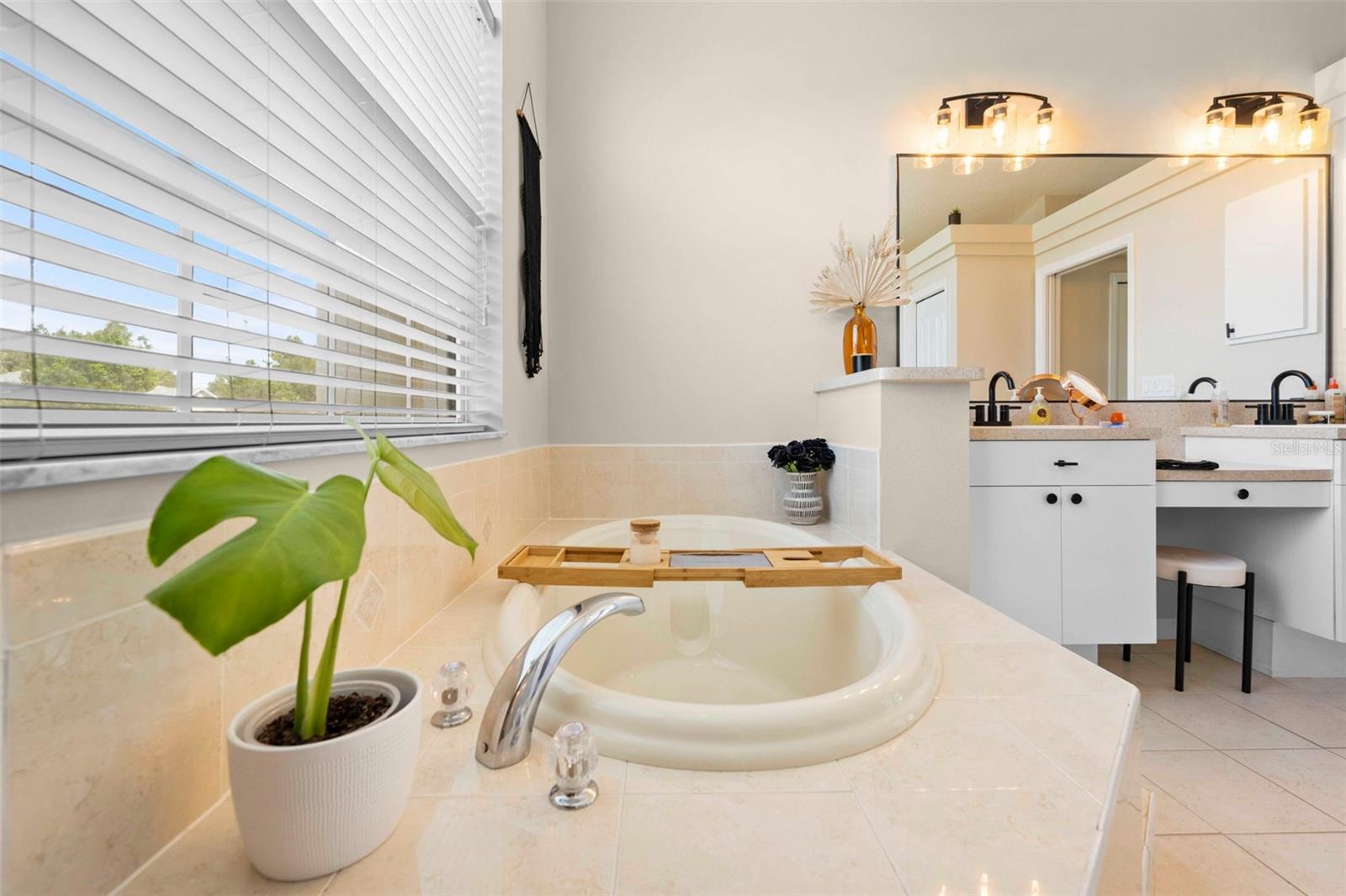 Image 22 of 58 For 12114 Elston Street