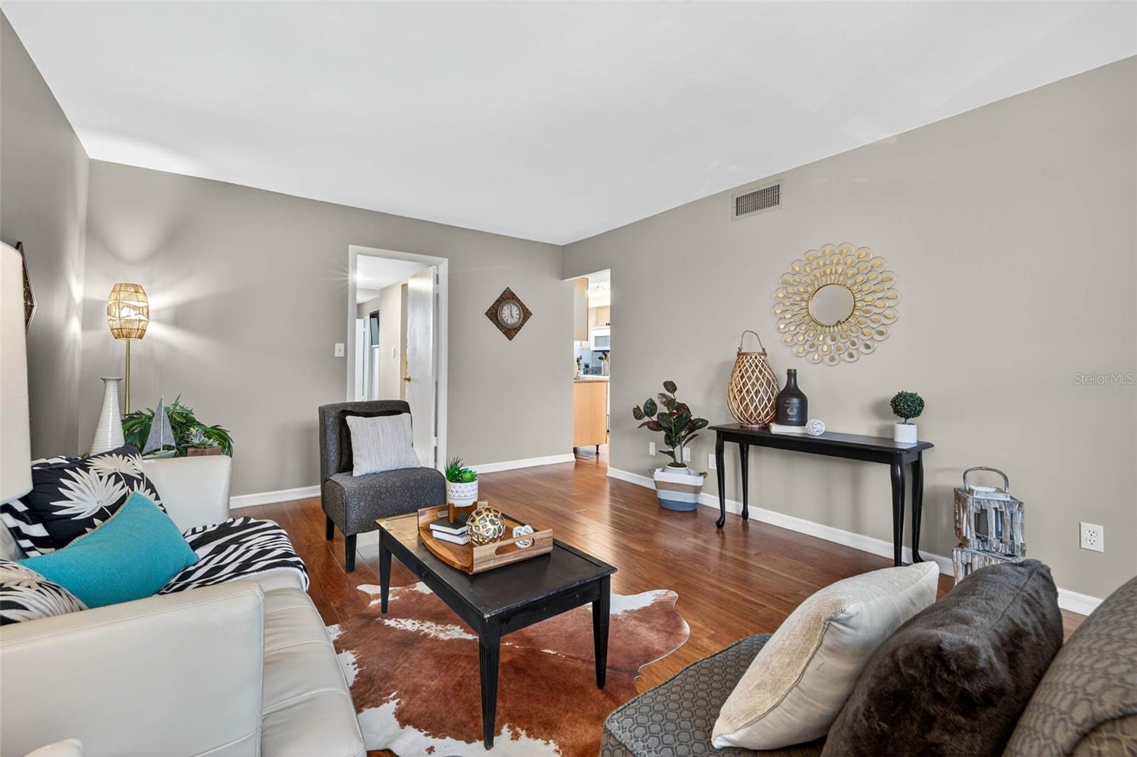 Image 5 of 34 For 4880 Locust Street Ne 330