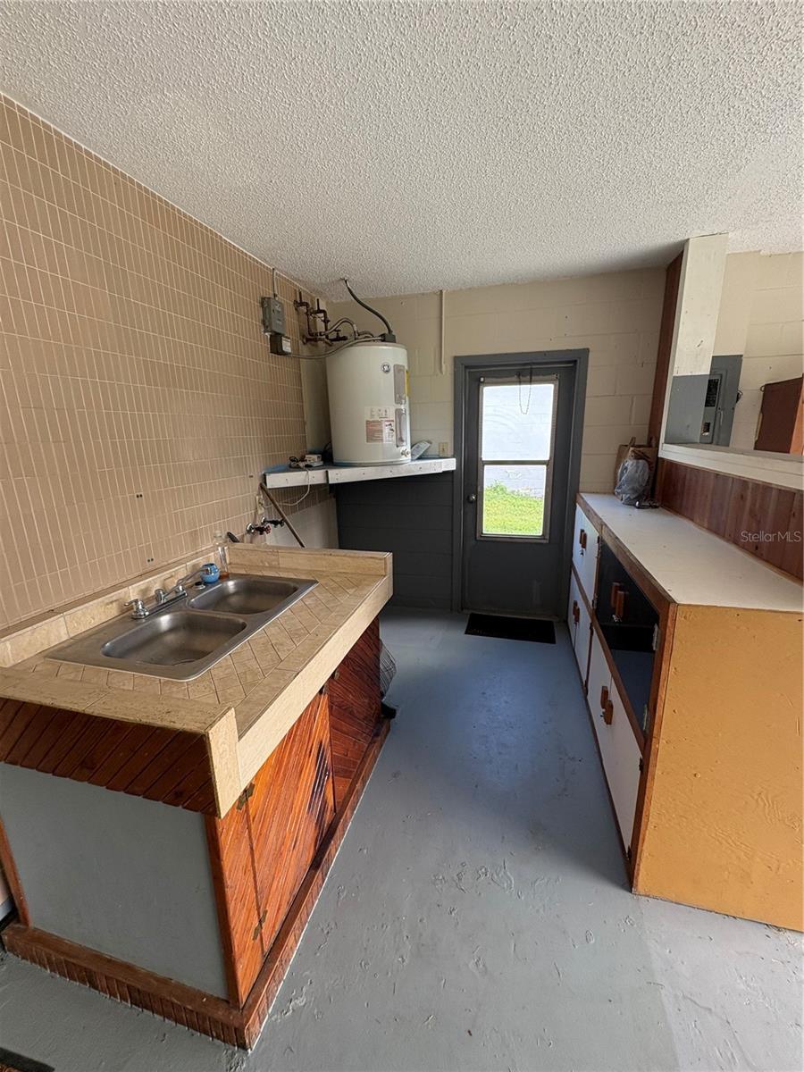 Listing photo id 18 for 6259 108th Avenue N