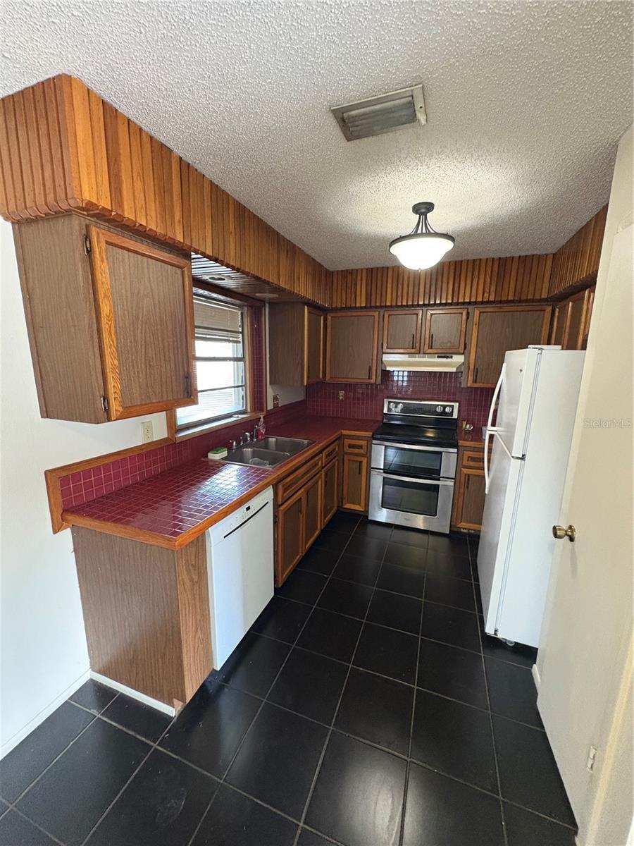 Listing photo id 6 for 6259 108th Avenue N