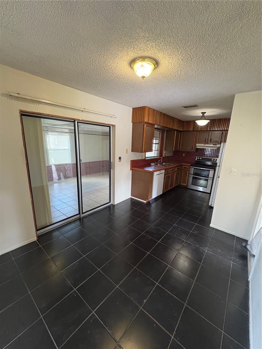 Listing photo id 7 for 6259 108th Avenue N