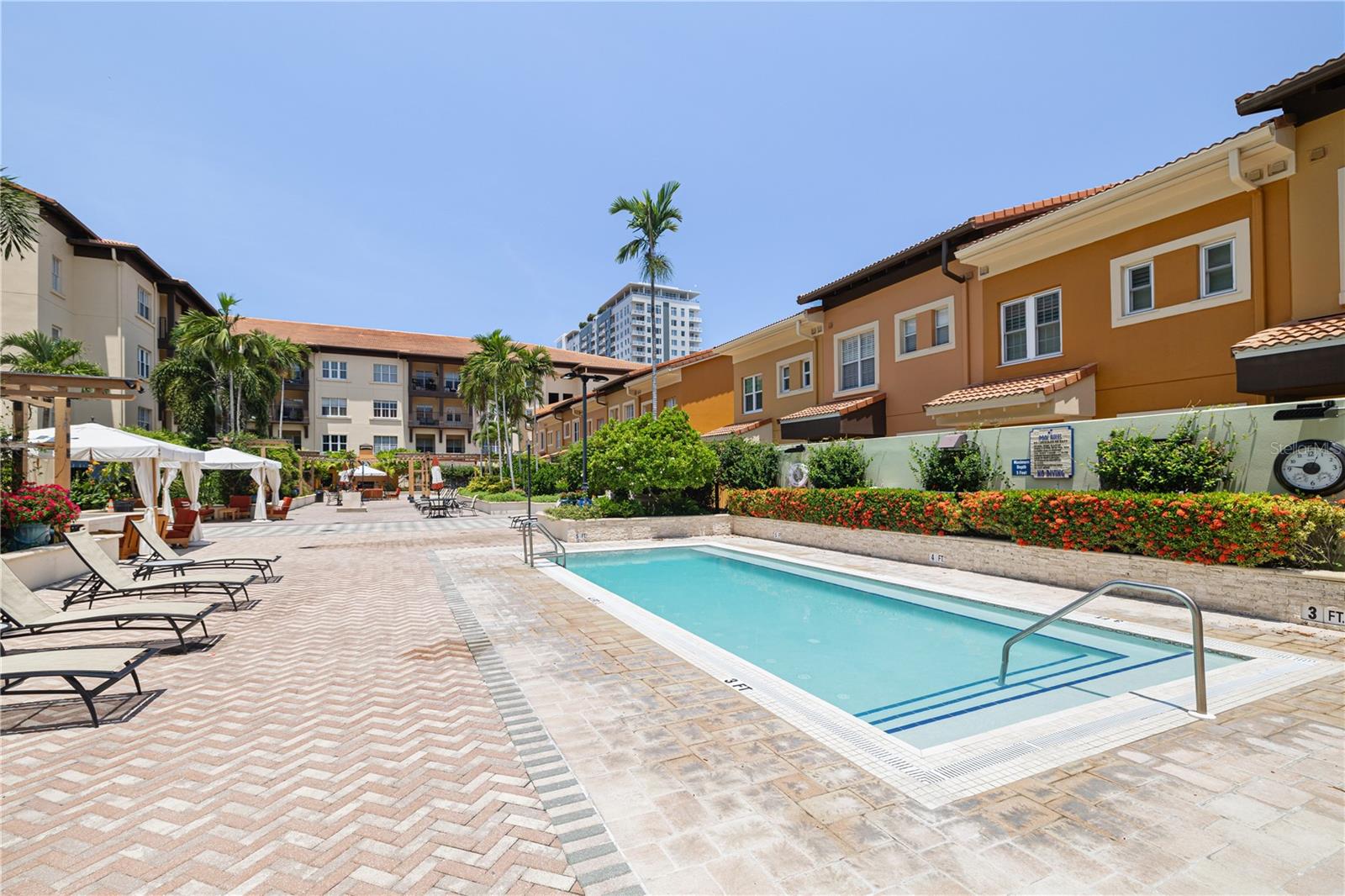 Image 14 of 19 For 100 4th Avenue S 212