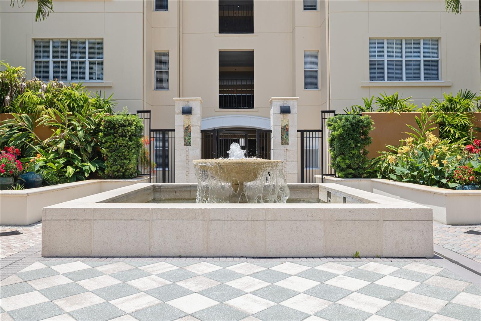 Image 15 of 19 For 100 4th Avenue S 212