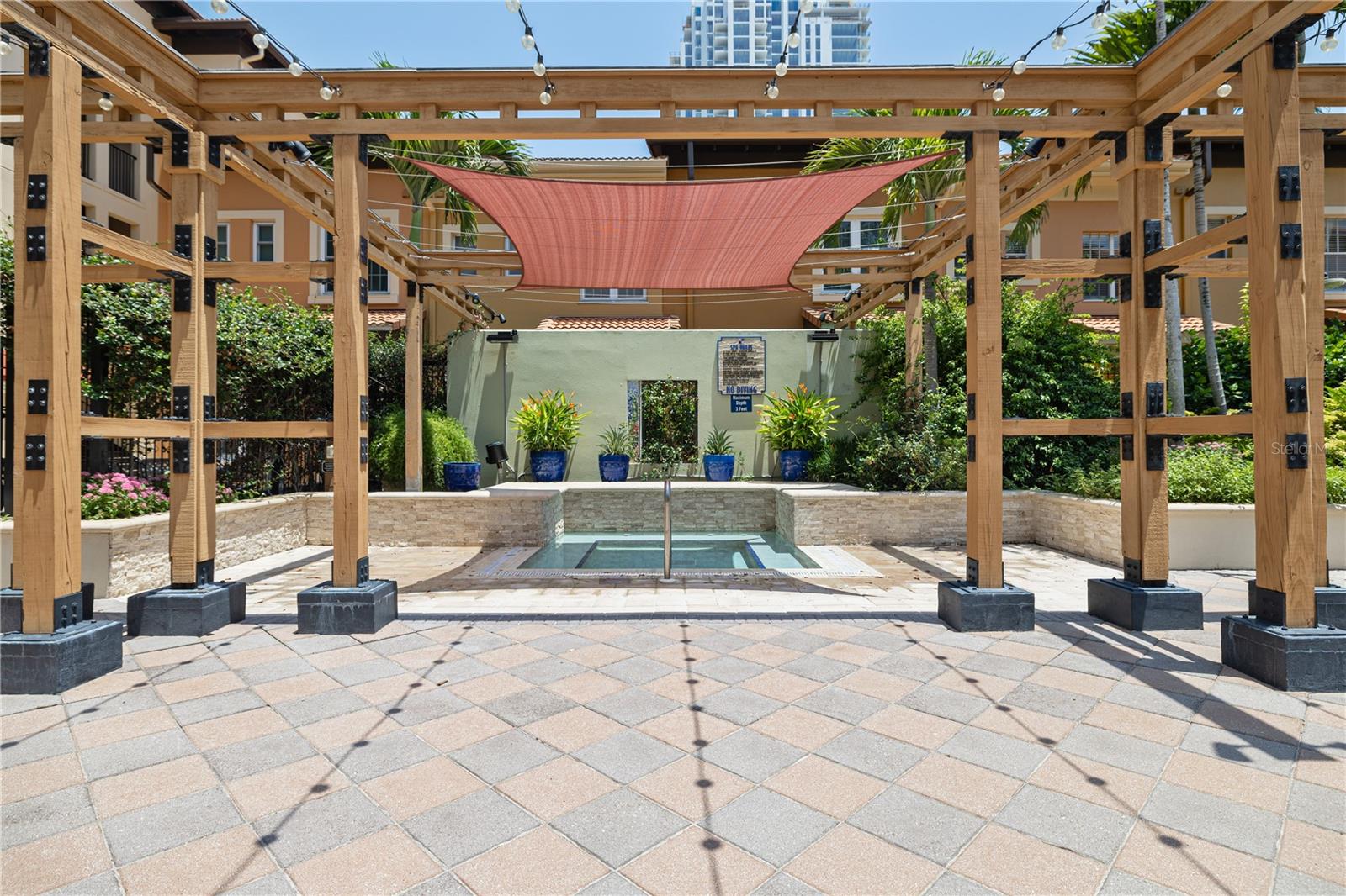 Image 16 of 19 For 100 4th Avenue S 212