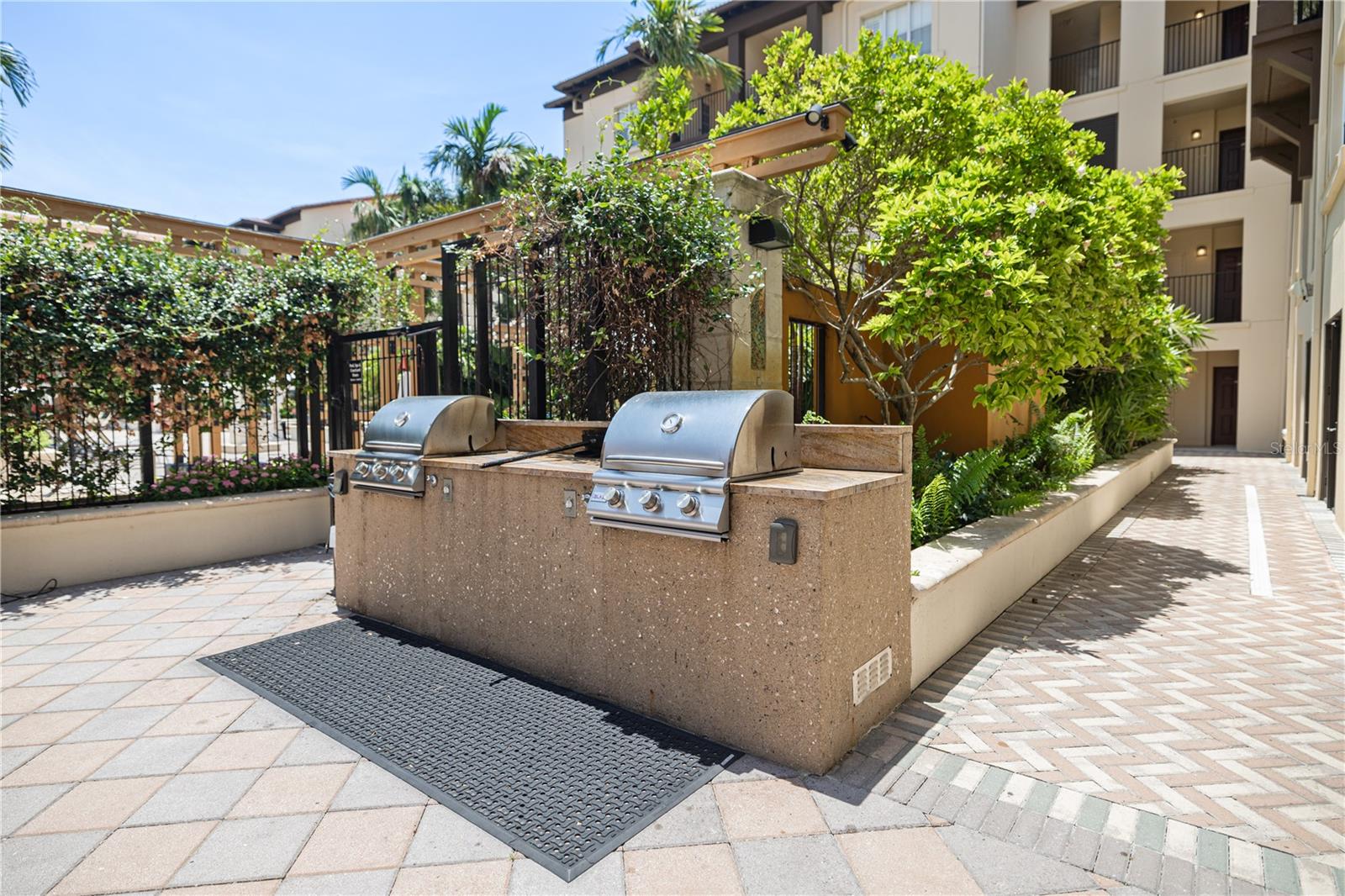 Image 17 of 19 For 100 4th Avenue S 212