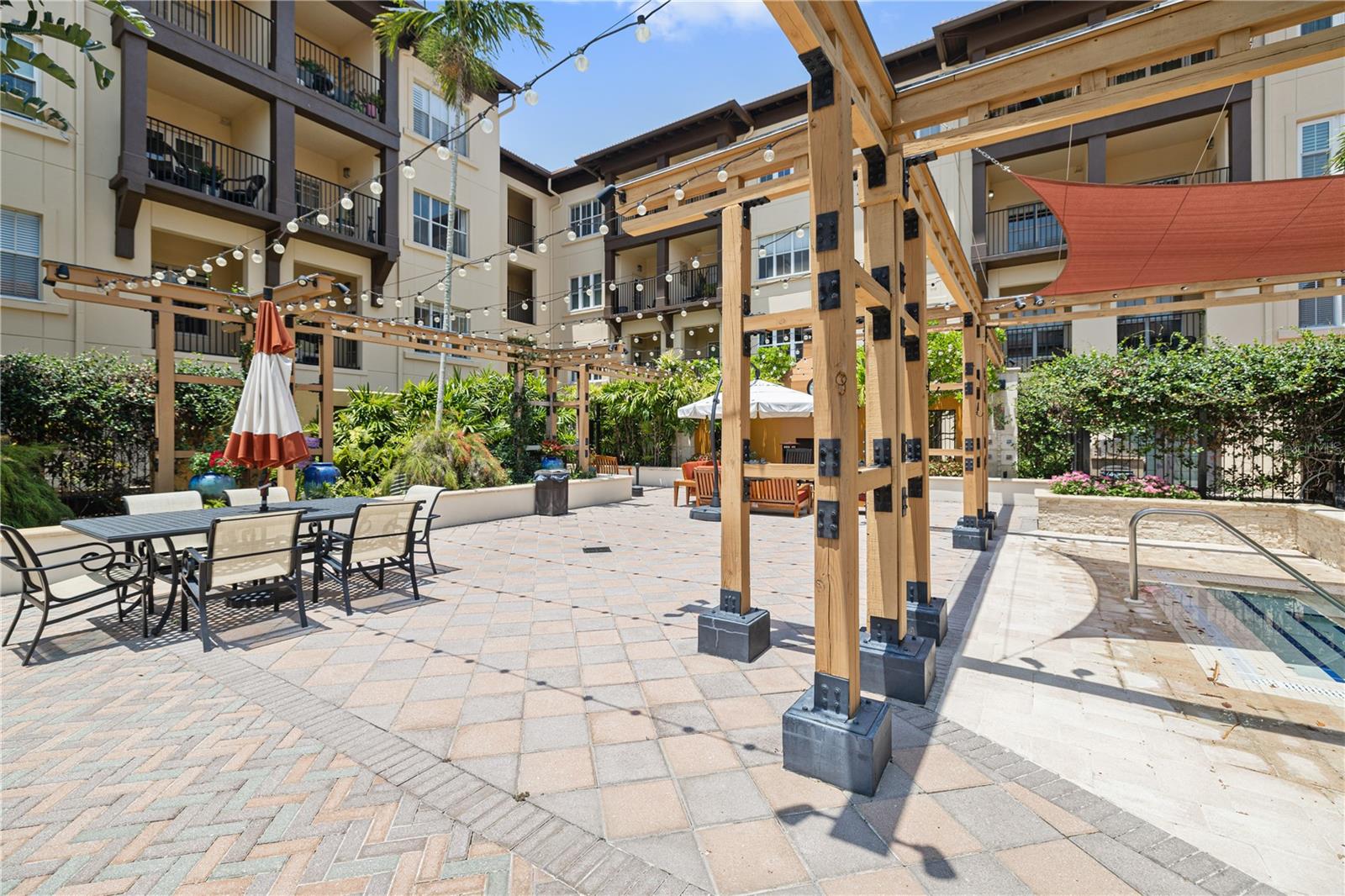 Image 18 of 19 For 100 4th Avenue S 212