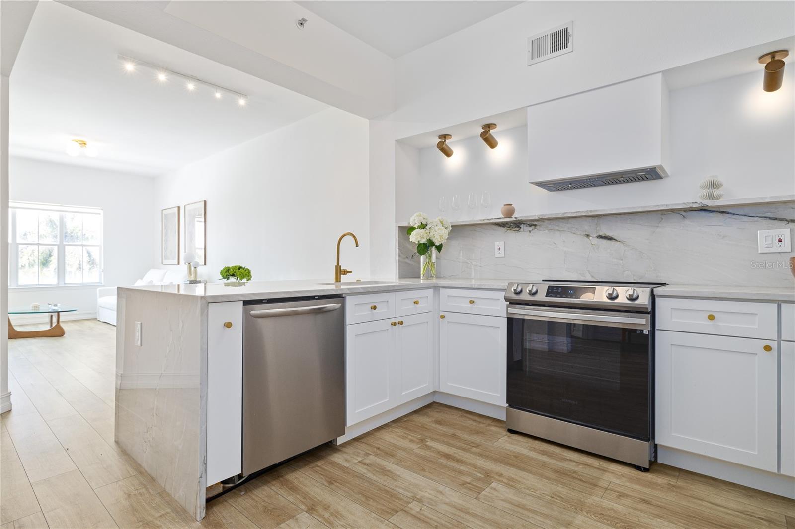 Image 2 of 19 For 100 4th Avenue S 212