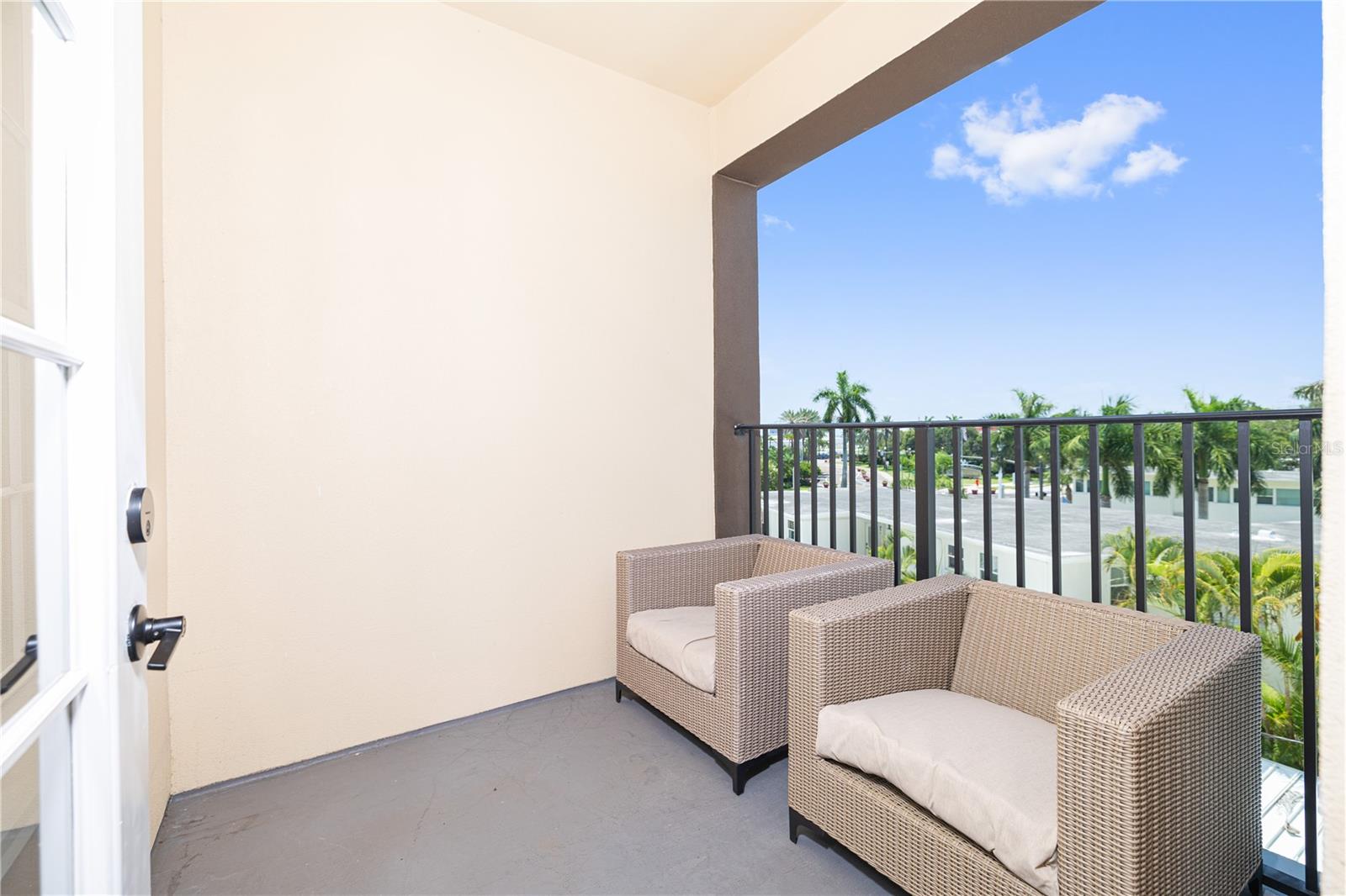 Image 7 of 19 For 100 4th Avenue S 212