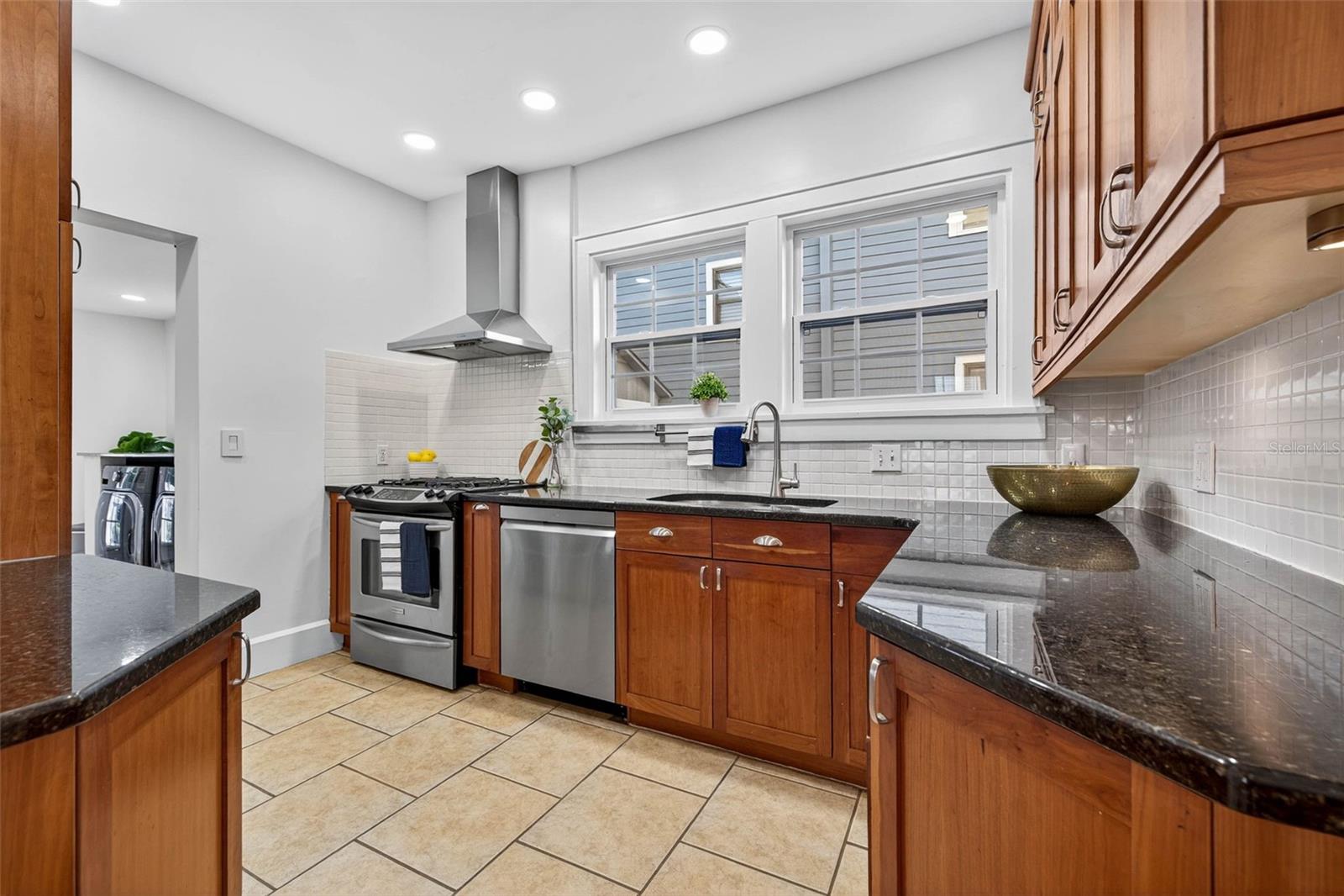 Listing photo id 9 for 480 28th Avenue N