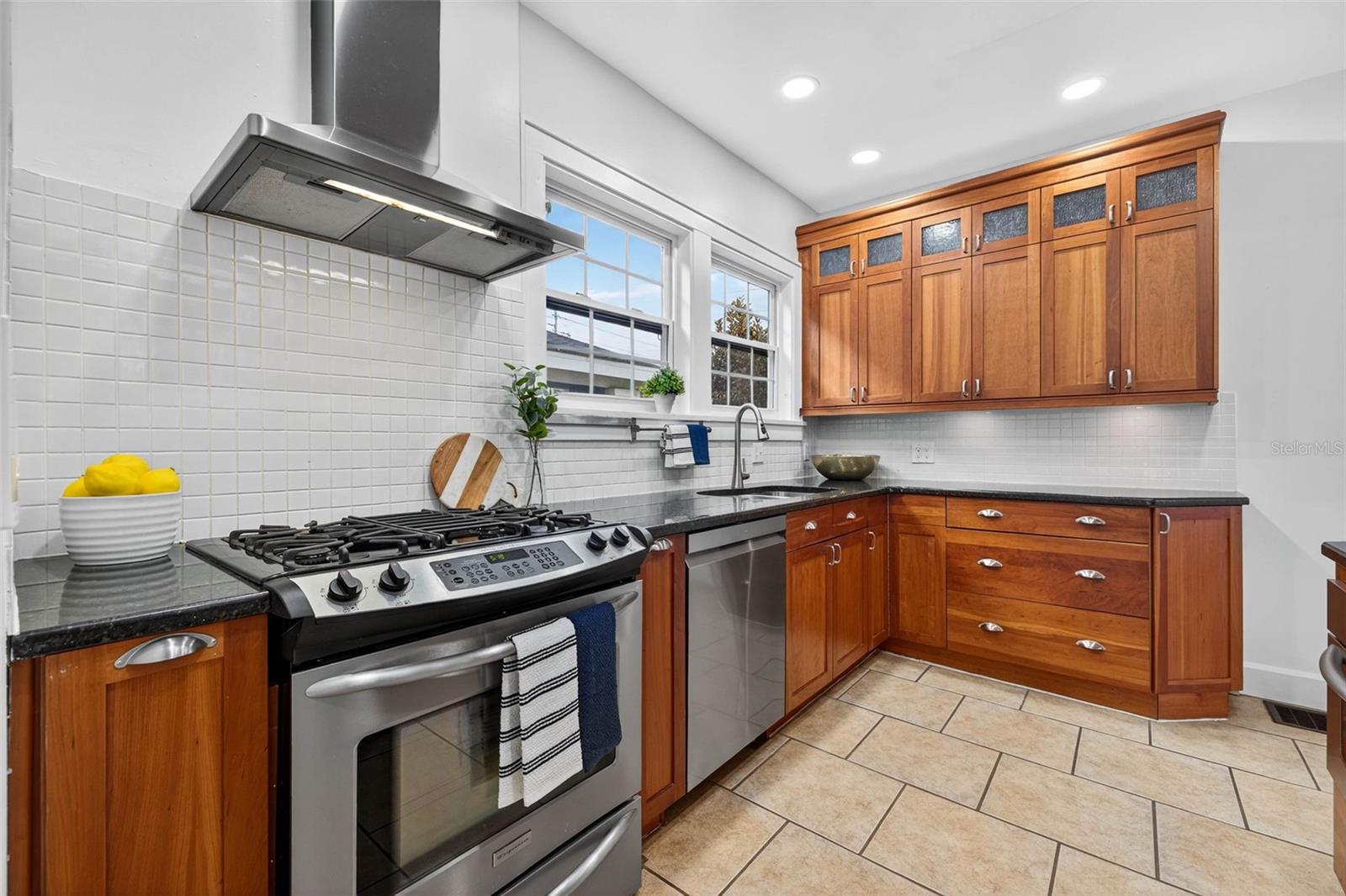 Listing photo id 11 for 480 28th Avenue N
