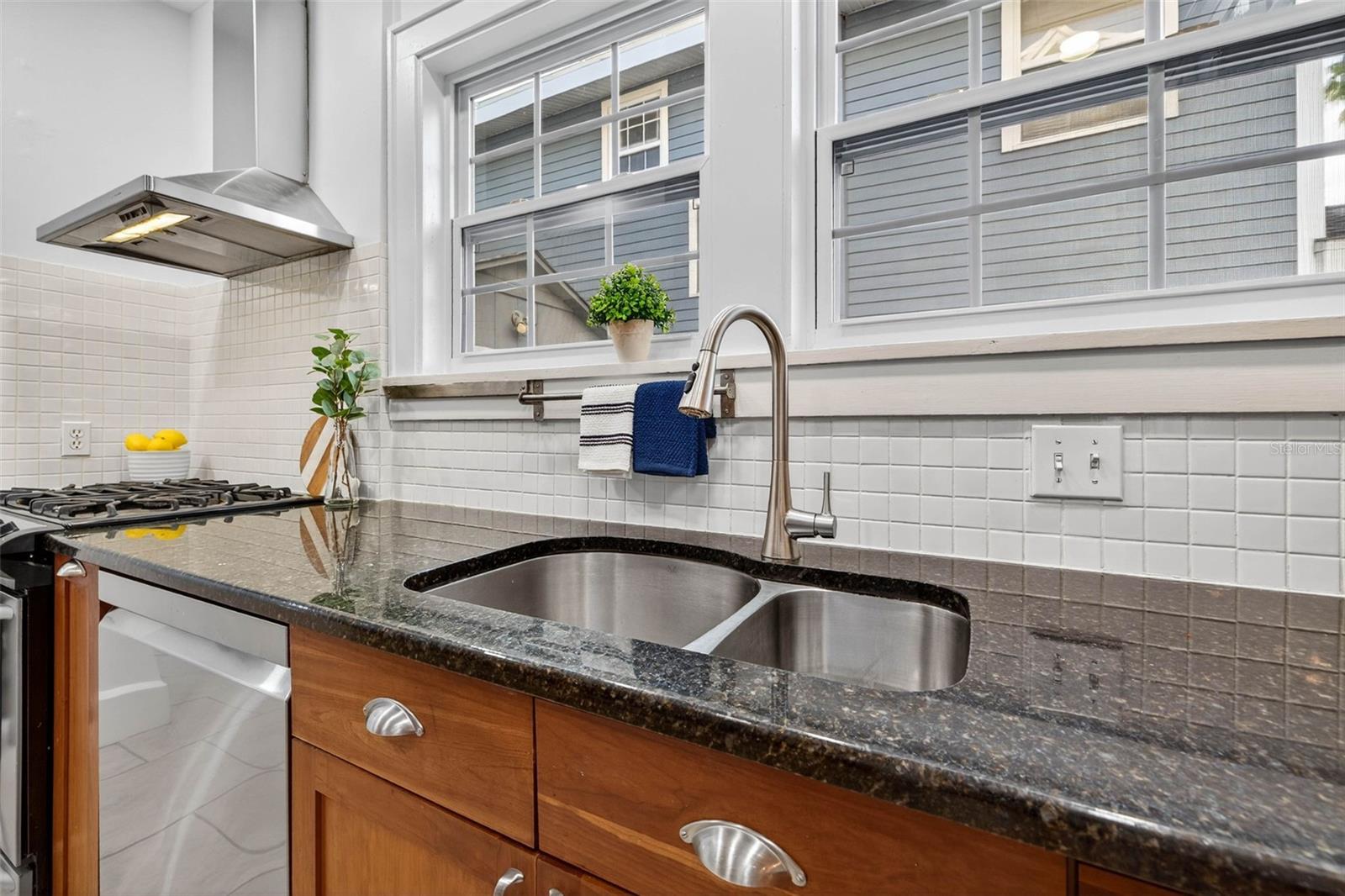 Listing photo id 12 for 480 28th Avenue N