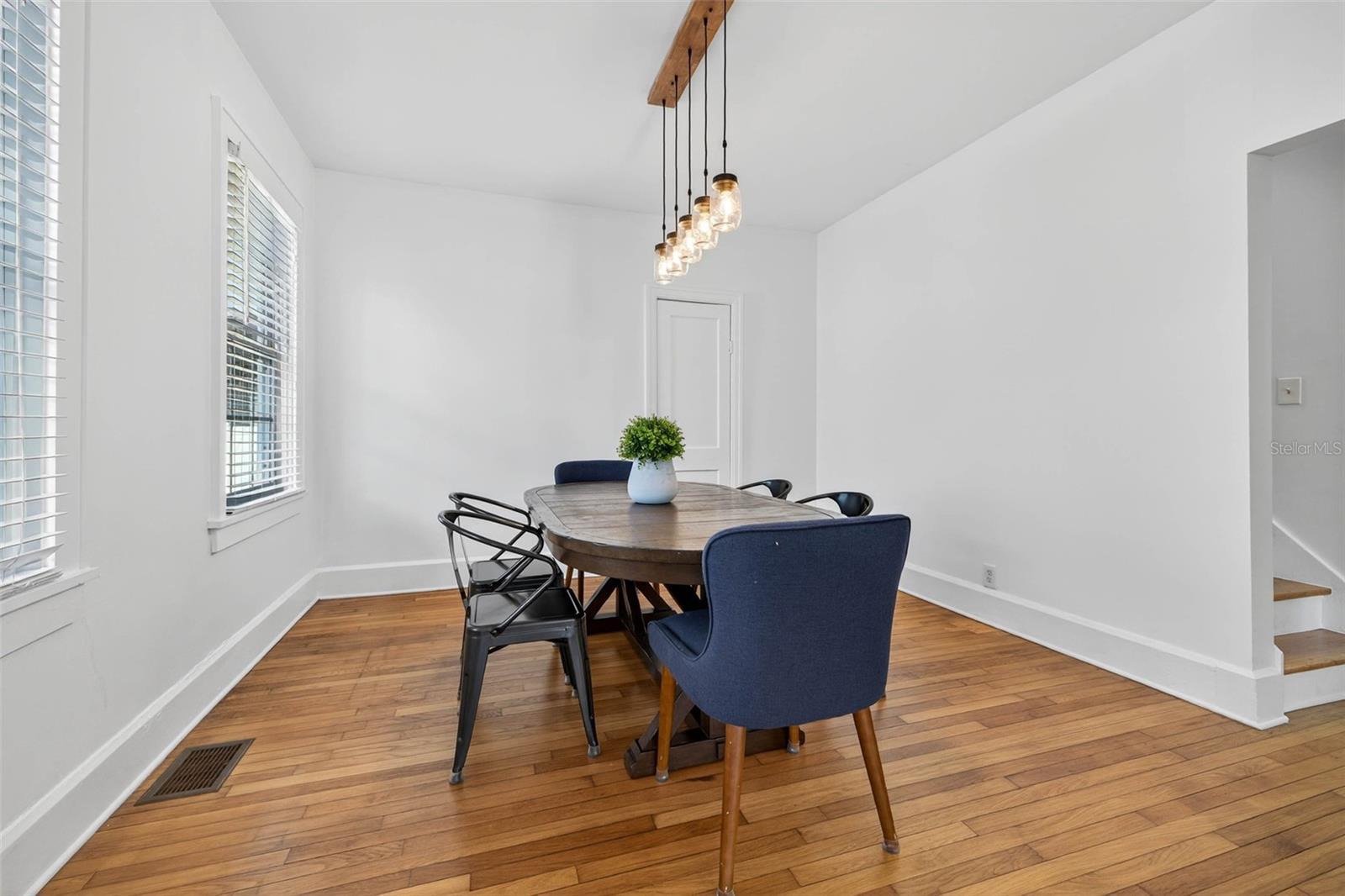 Listing photo id 14 for 480 28th Avenue N