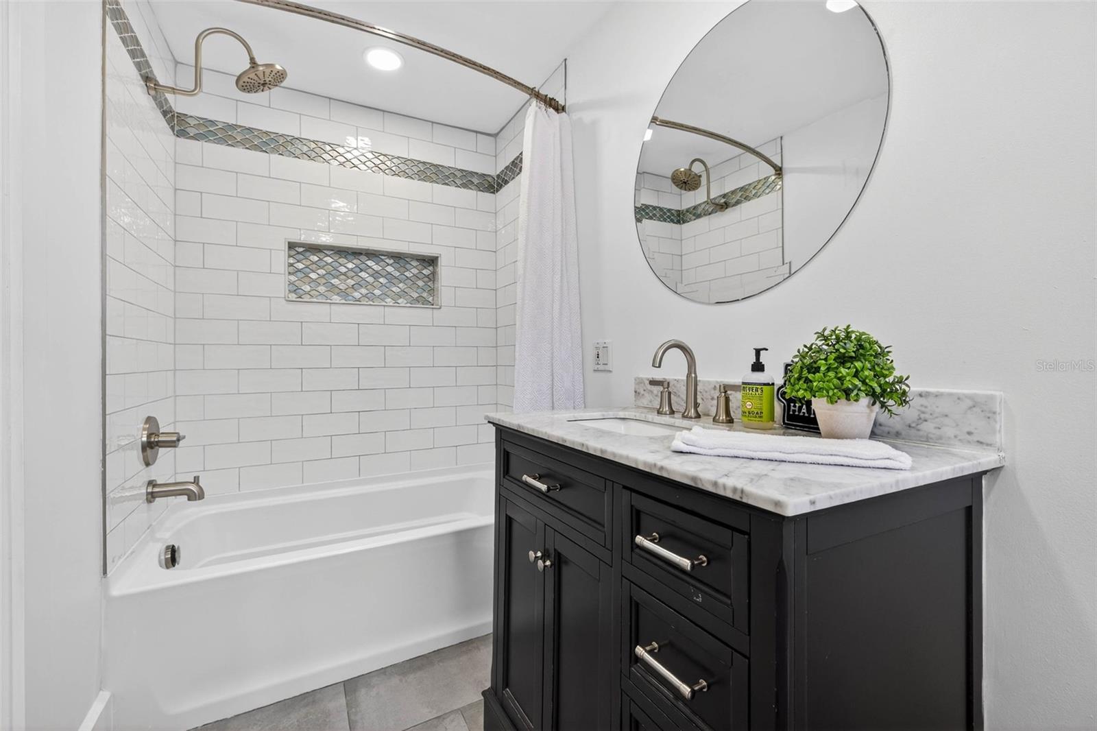 Listing photo id 15 for 480 28th Avenue N