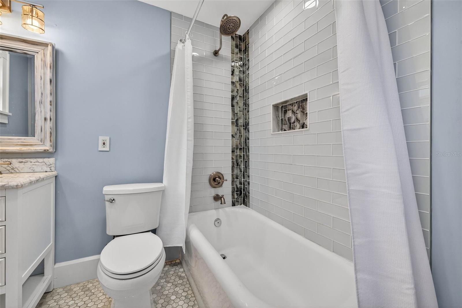 Listing photo id 21 for 480 28th Avenue N