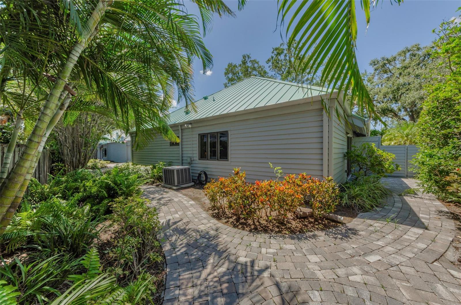 Image 41 of 56 For 10425 Longwood Drive