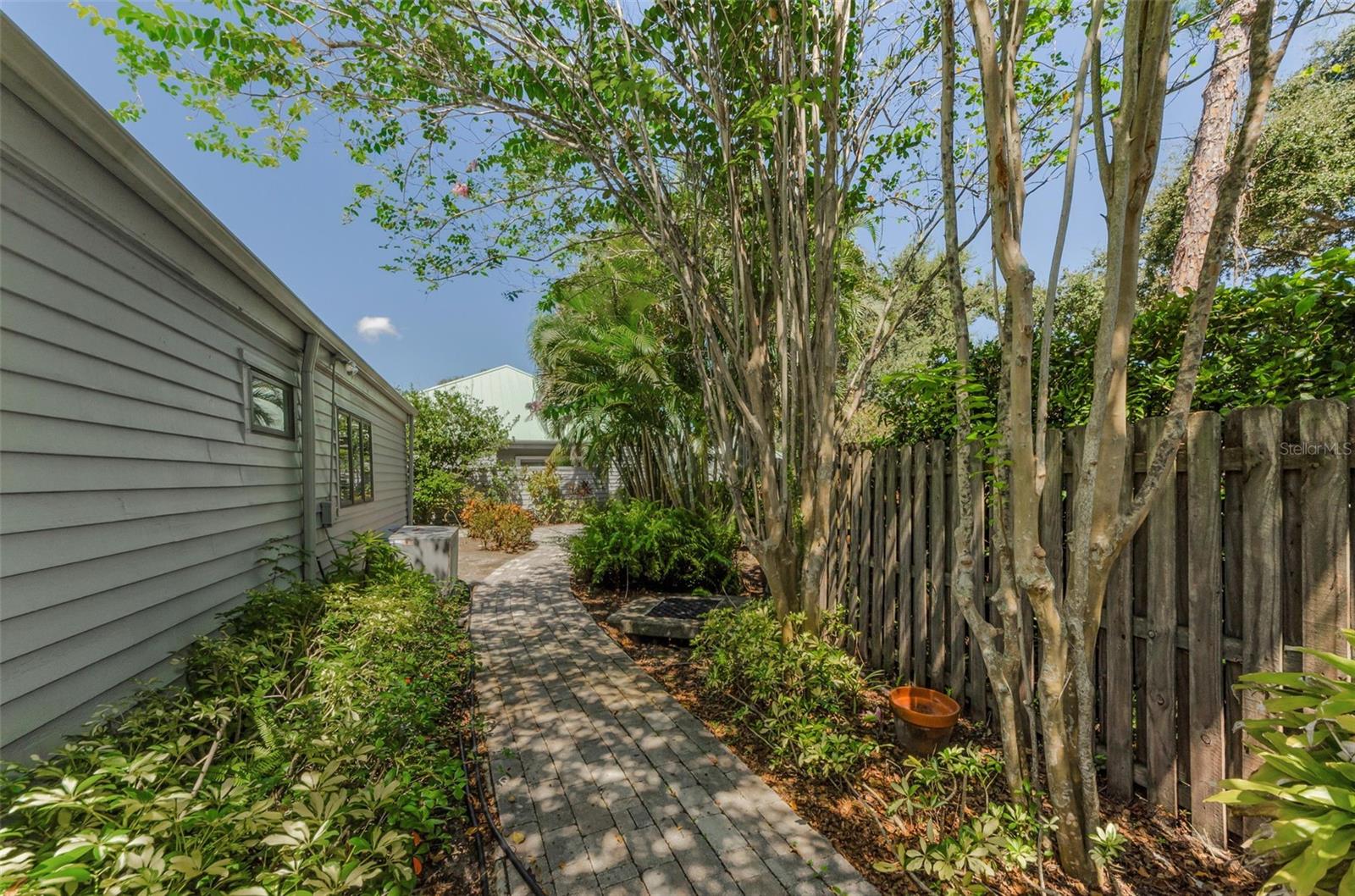 Image 42 of 56 For 10425 Longwood Drive