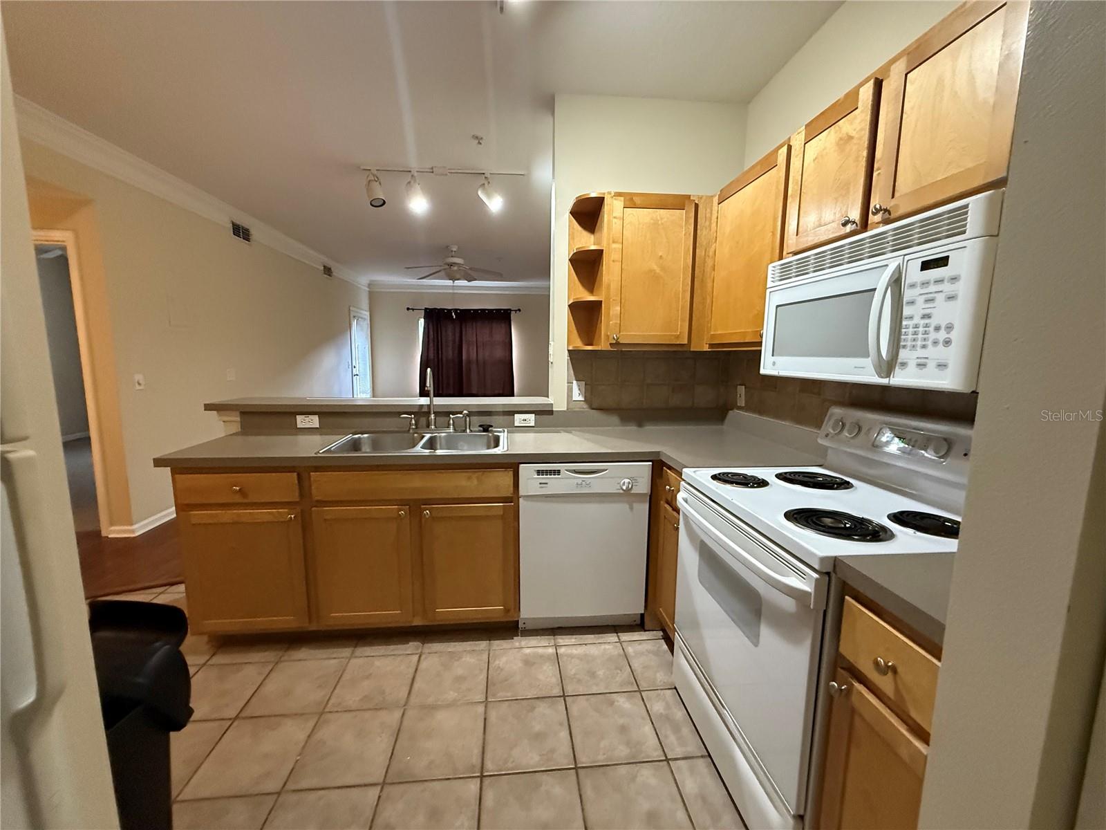 Image 2 of 20 For 4207 Dale Mabry Highway 2206