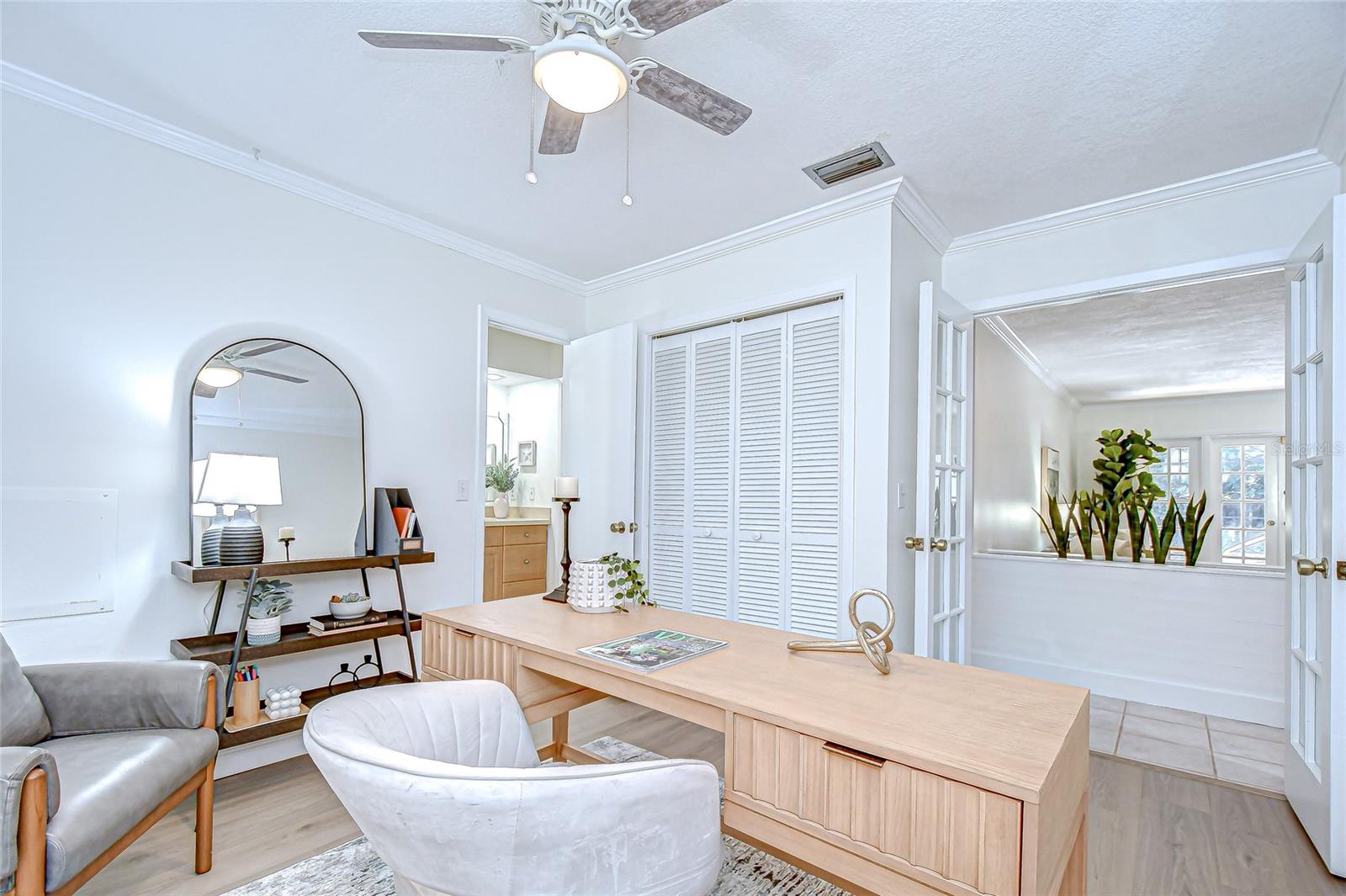Listing photo id 9 for 6011 Soaring Avenue