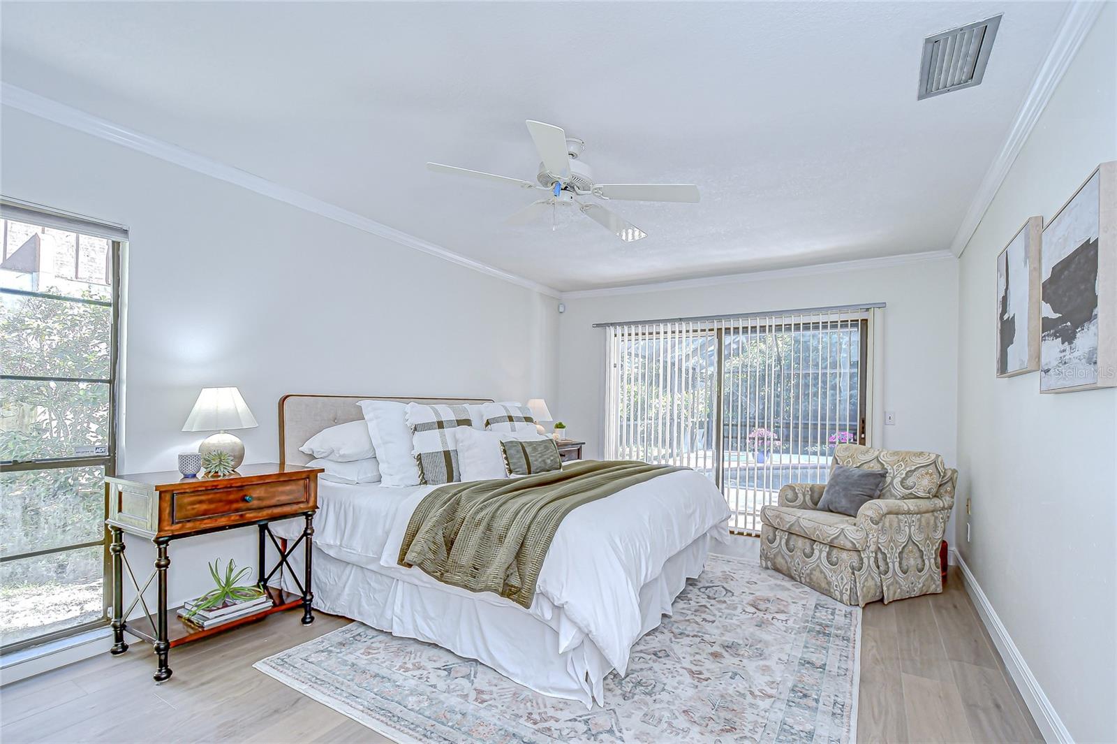 Listing photo id 10 for 6011 Soaring Avenue