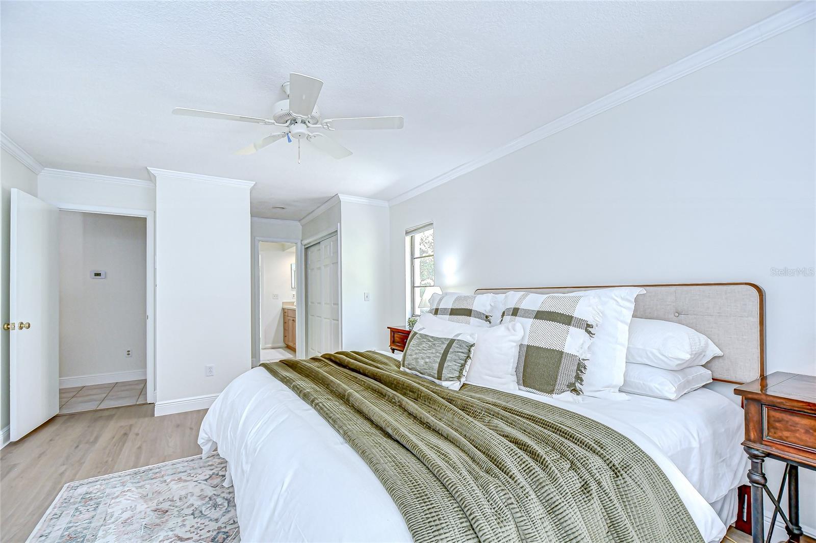 Listing photo id 11 for 6011 Soaring Avenue