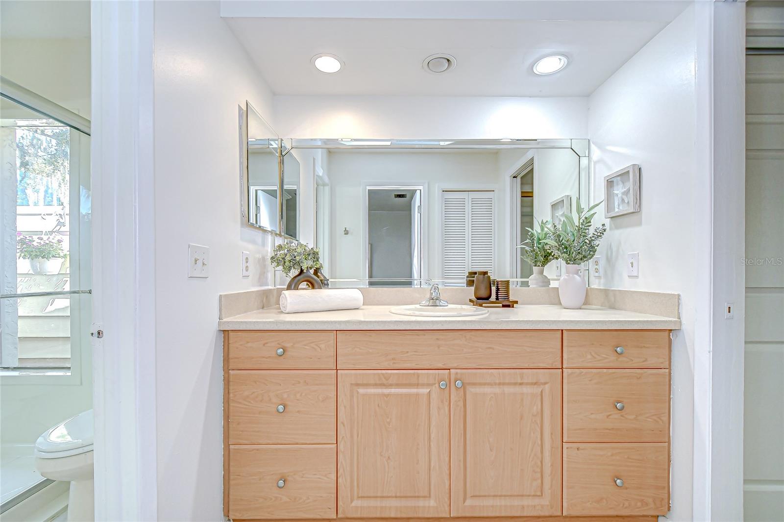 Listing photo id 12 for 6011 Soaring Avenue
