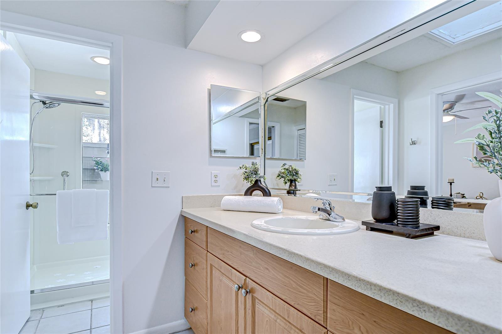 Listing photo id 13 for 6011 Soaring Avenue