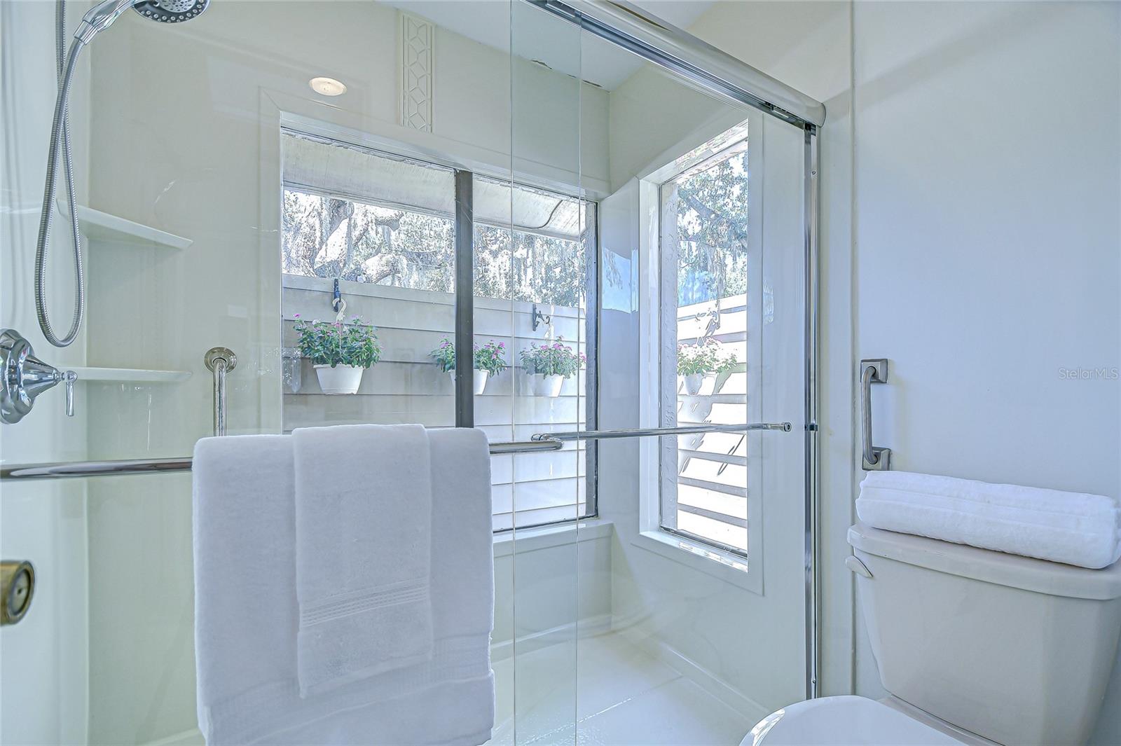Listing photo id 14 for 6011 Soaring Avenue