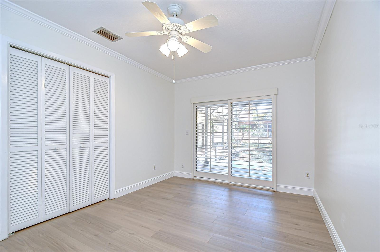 Listing photo id 24 for 6011 Soaring Avenue