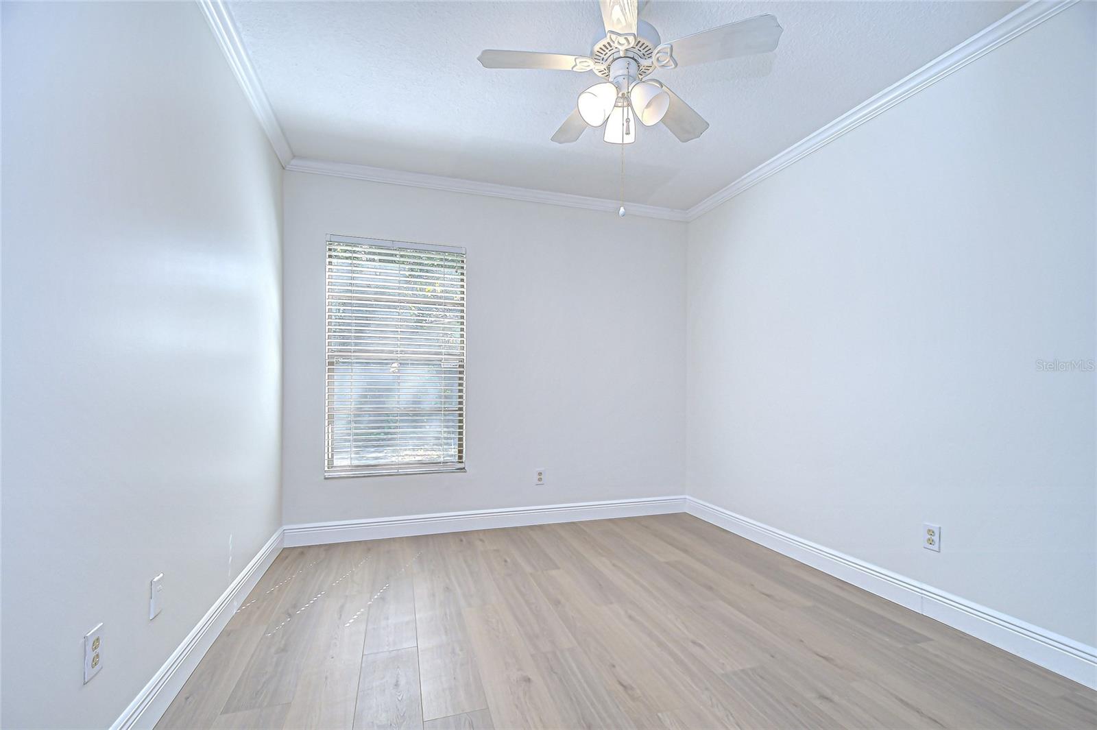 Listing photo id 25 for 6011 Soaring Avenue