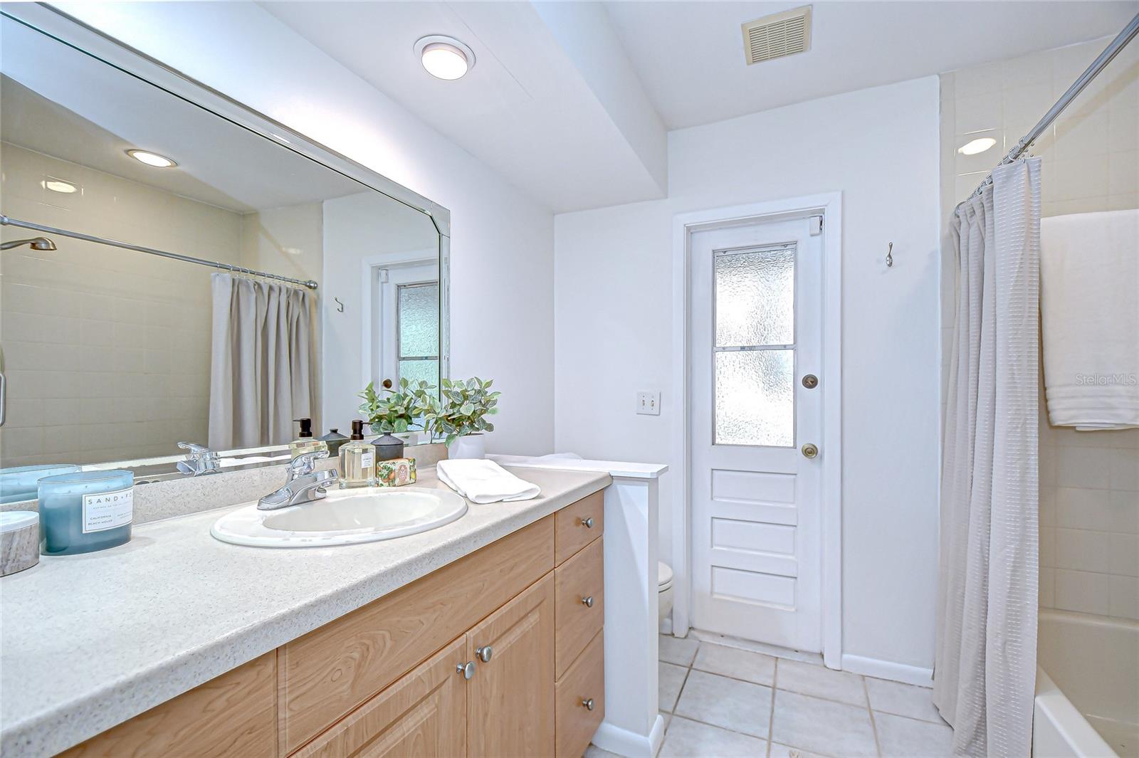 Listing photo id 26 for 6011 Soaring Avenue