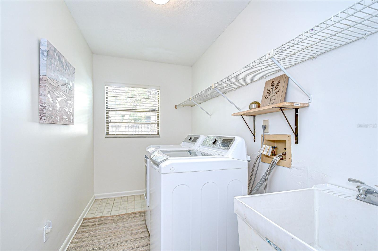 Listing photo id 27 for 6011 Soaring Avenue