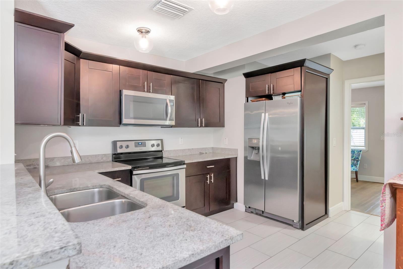 Listing photo id 15 for 4714 Bay View Avenue