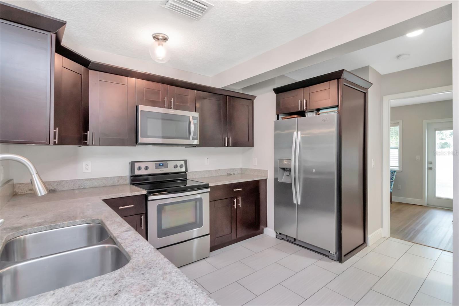 Listing photo id 16 for 4714 Bay View Avenue