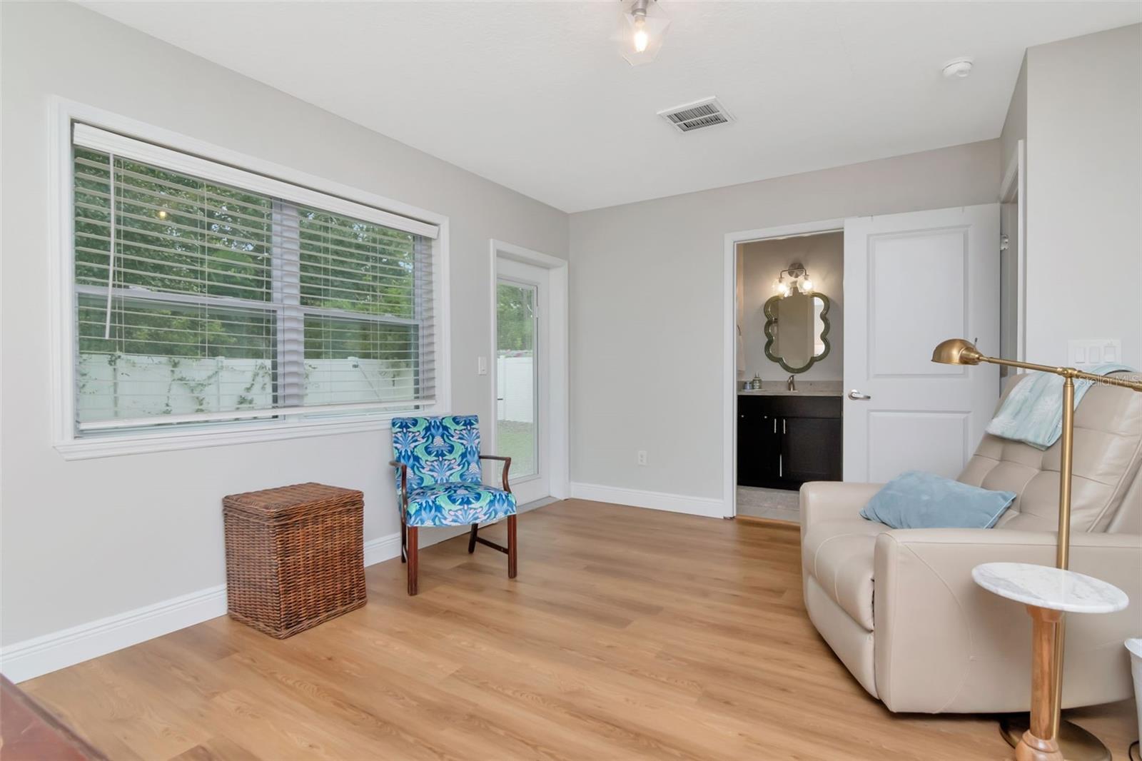 Listing photo id 24 for 4714 Bay View Avenue