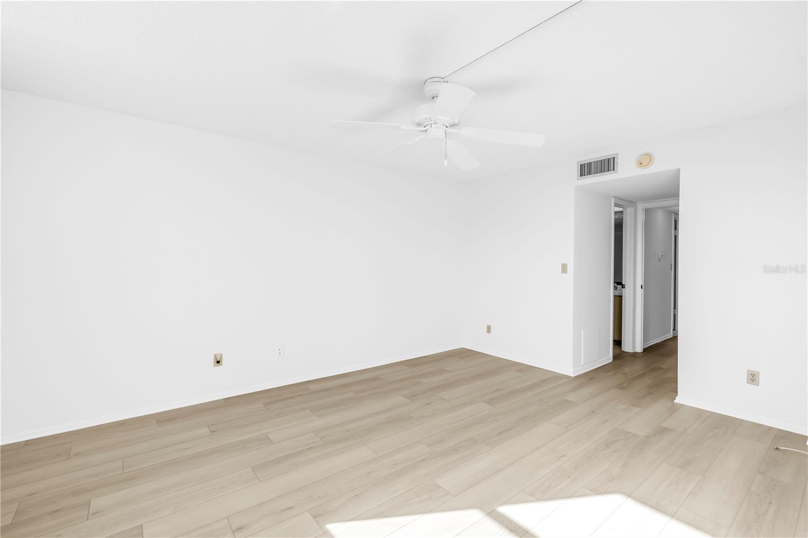 Image 15 of 34 For 4915 Bay Street Ne 222