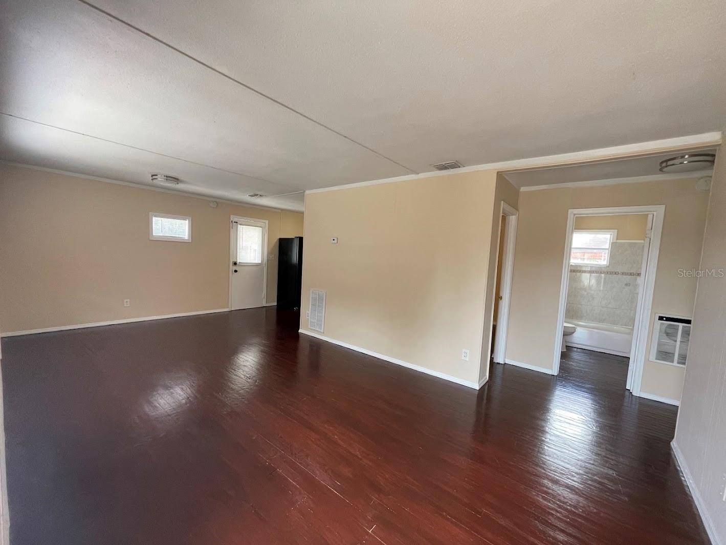 Image 12 of 34 For 901 Woodlawn Street