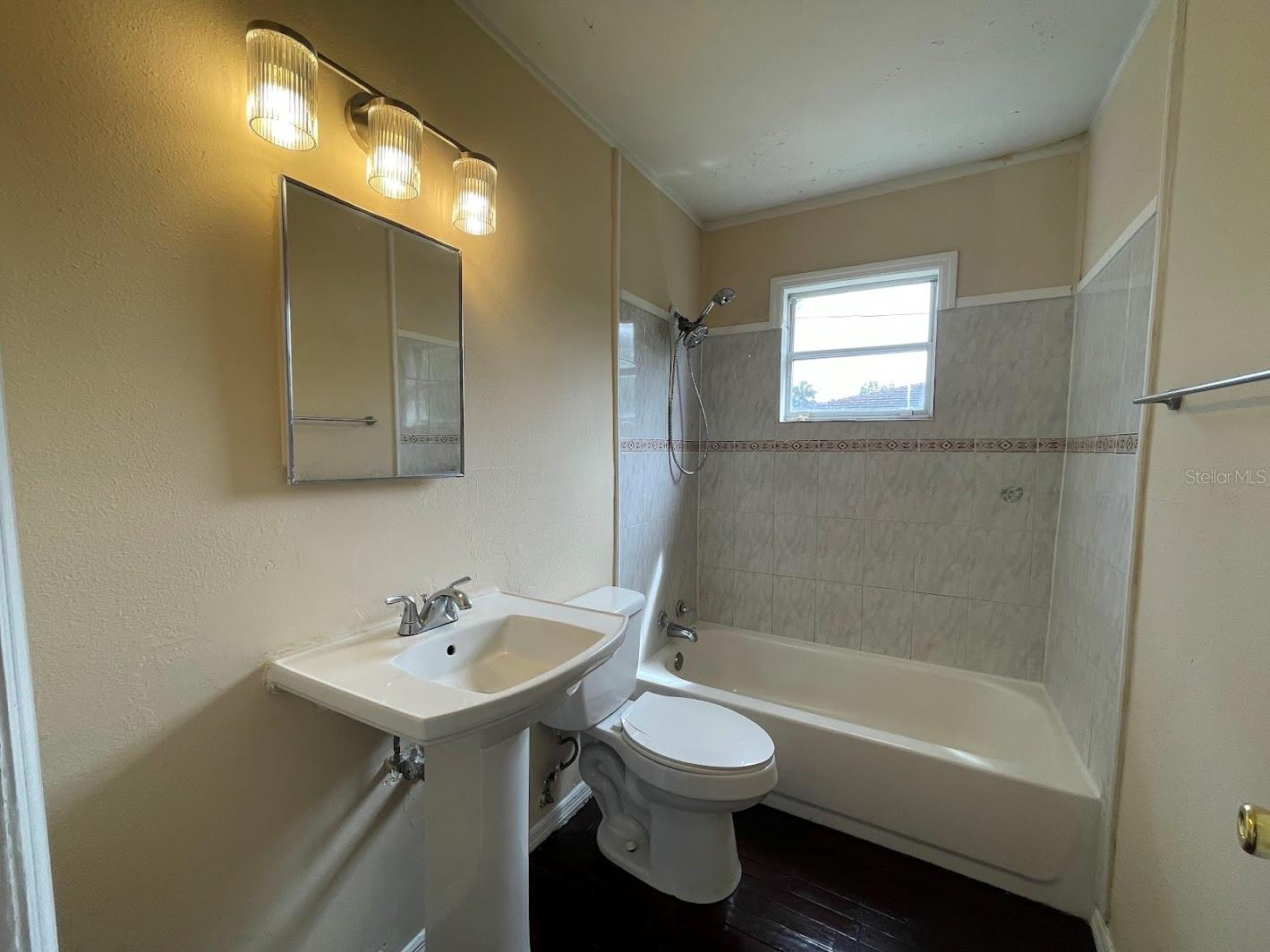 Image 17 of 34 For 901 Woodlawn Street