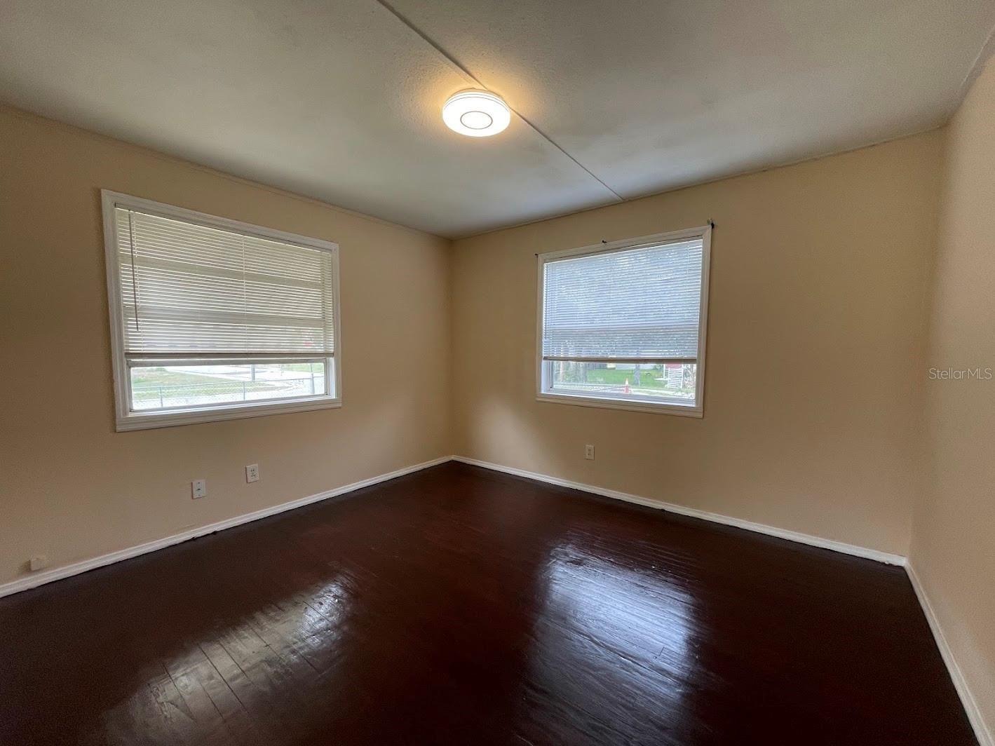 Image 21 of 34 For 901 Woodlawn Street