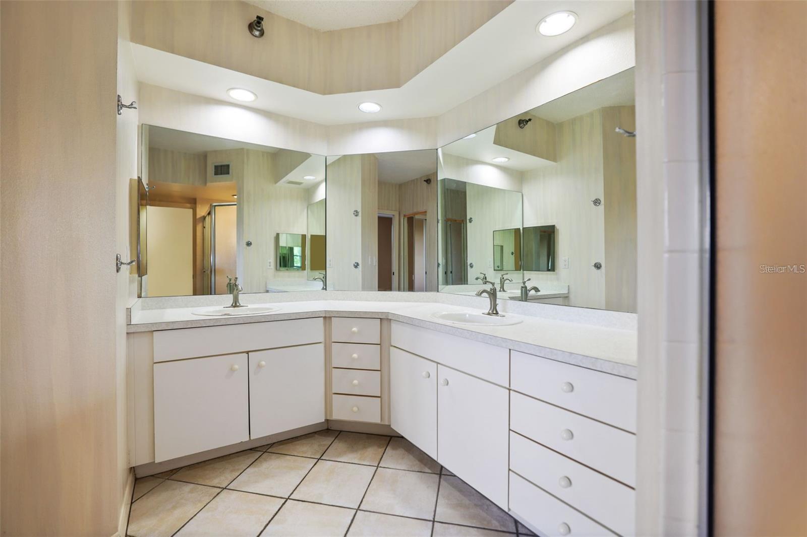 Image 18 of 35 For 6251 Shoreline Drive 2101