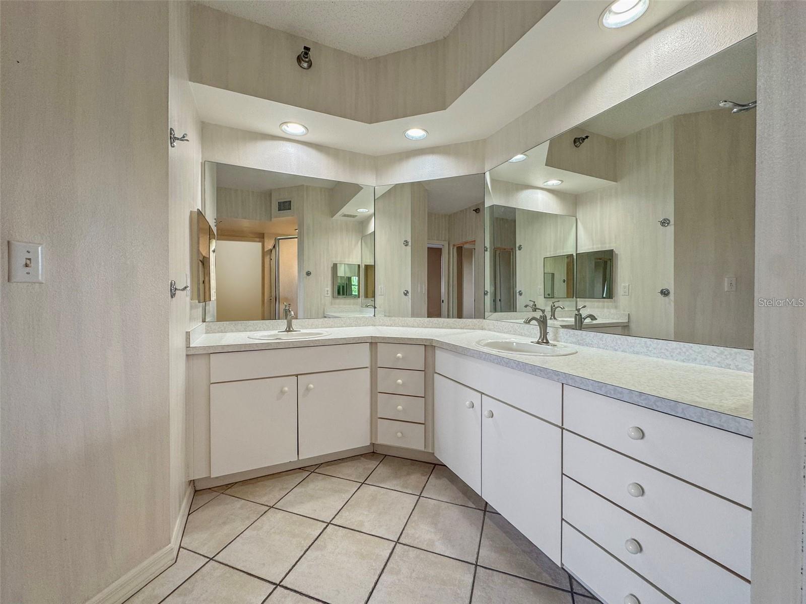 Image 19 of 35 For 6251 Shoreline Drive 2101