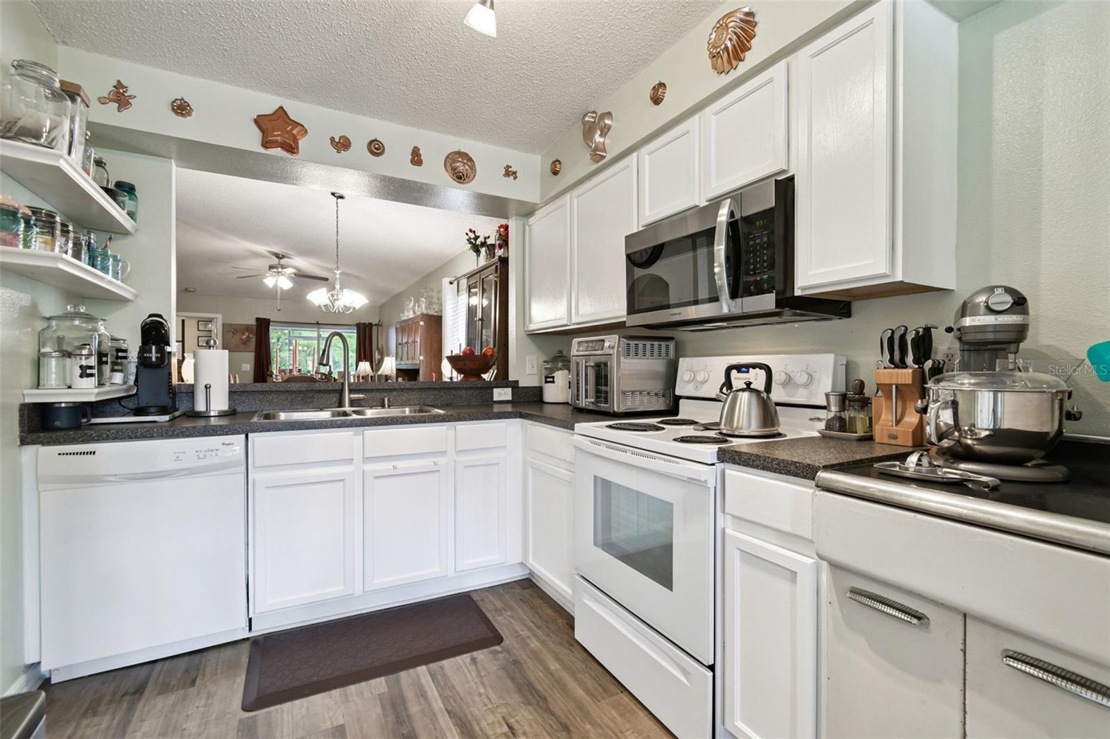 Listing photo id 0 for 27141 La Jolla Way