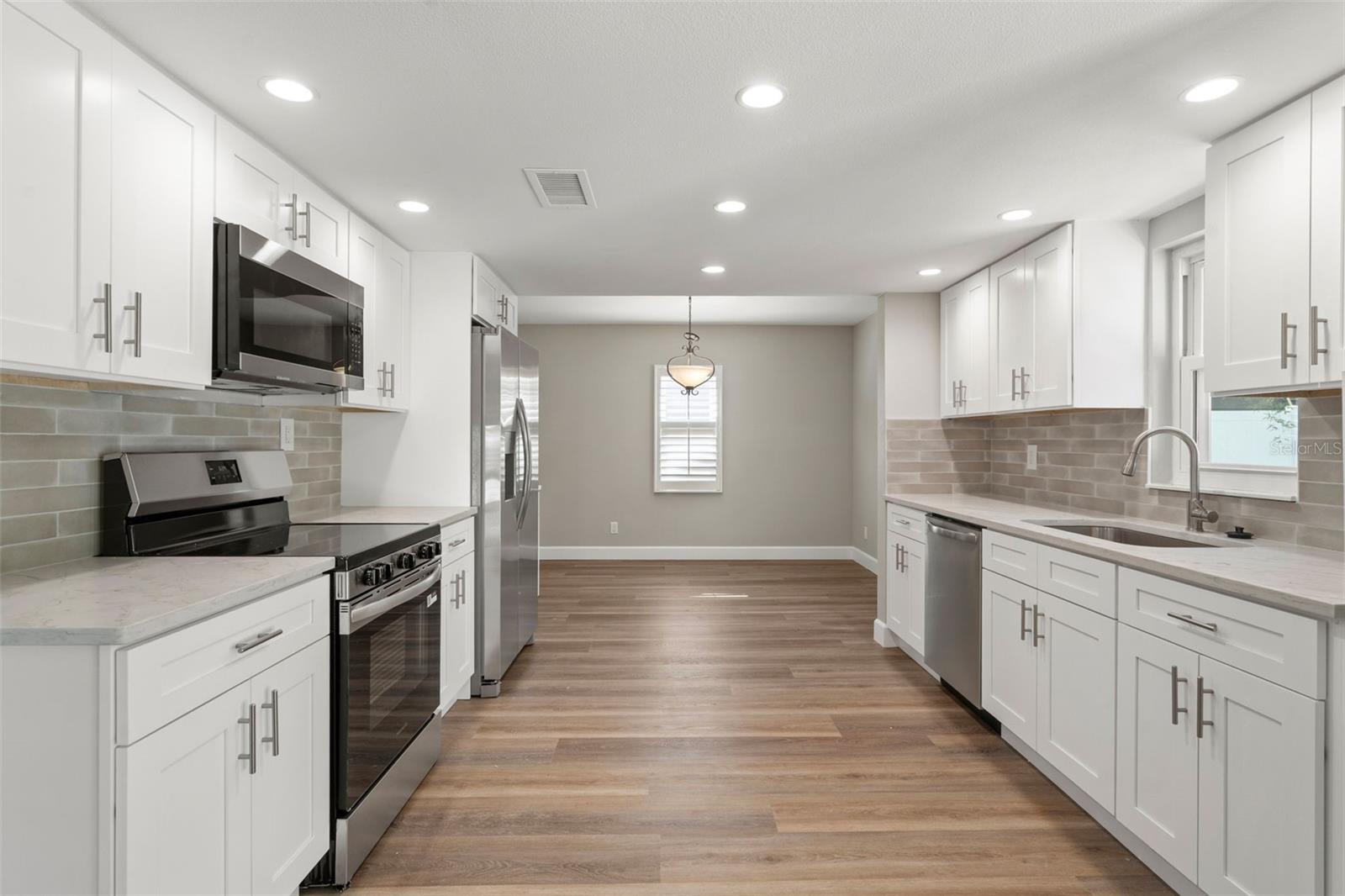 Listing photo id 3 for 4806 Juno Street