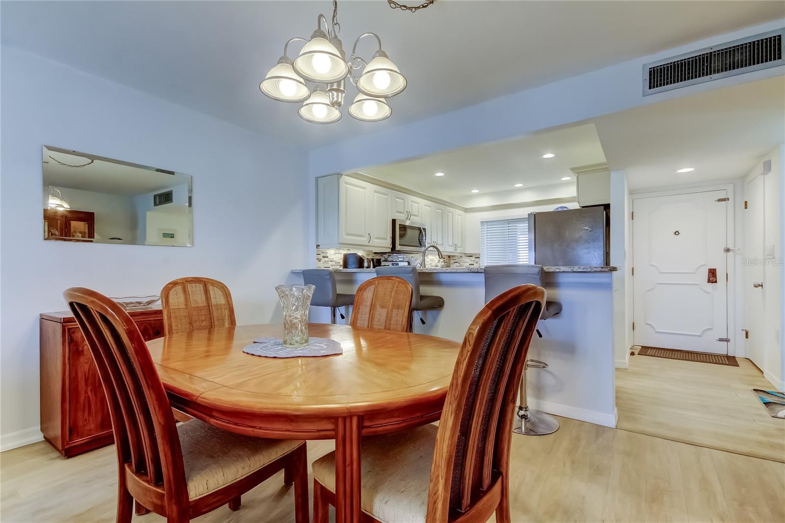 Image 18 of 80 For 865 Gulfview Boulevard 312